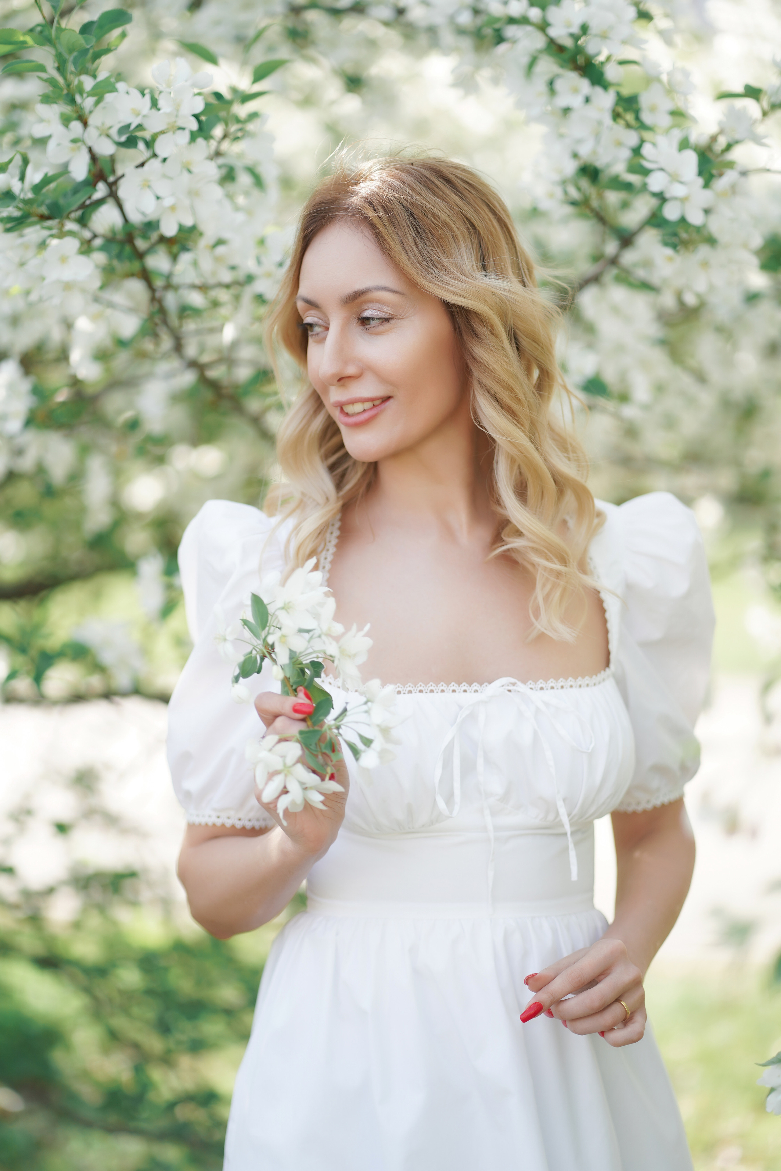 Фотосессия в цветущих розовых и белых яблонях для Зои. Портретный фотограф в Москве, Московской области. Деловой портрет