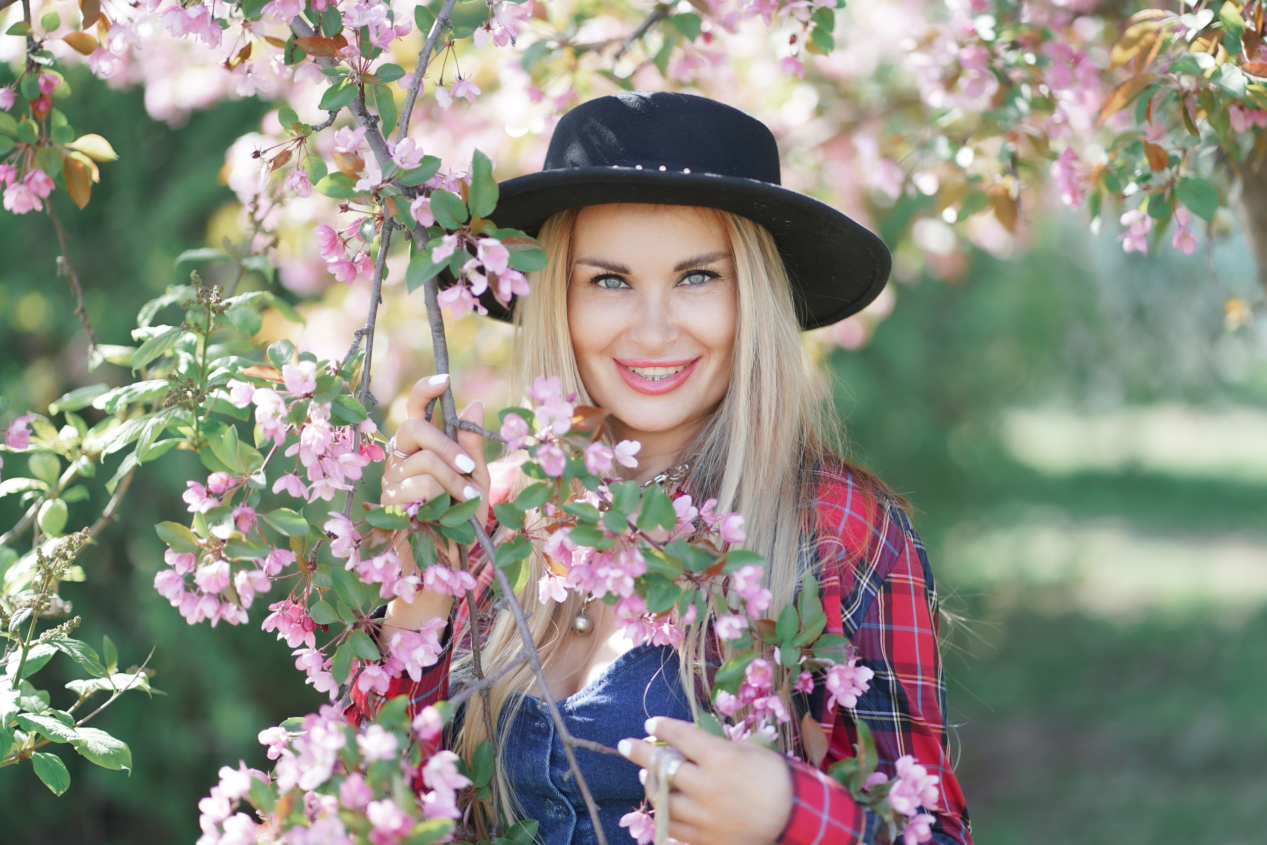 Фотосессия на природе в цветущих яблонях для прекрасной девушки Анастасии. Портретный фотограф в Москве, Московской области. Деловой портрет