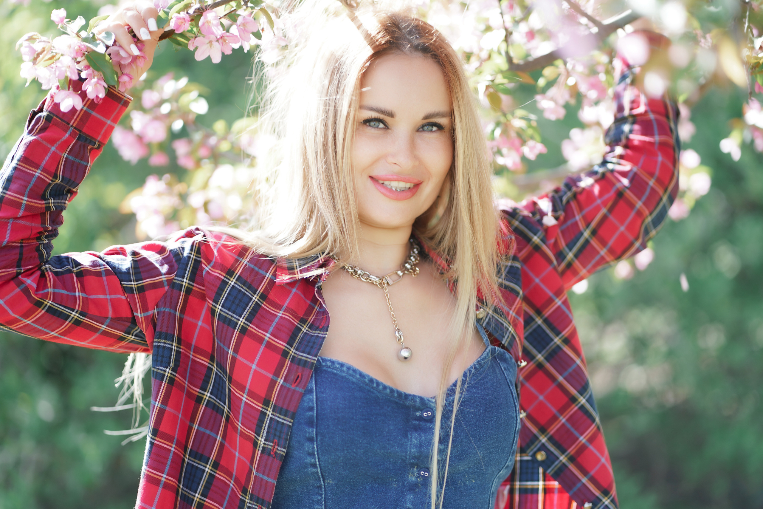 Фотосессия на природе в цветущих яблонях для прекрасной девушки Анастасии. Портретный фотограф в Москве, Московской области. Деловой портрет