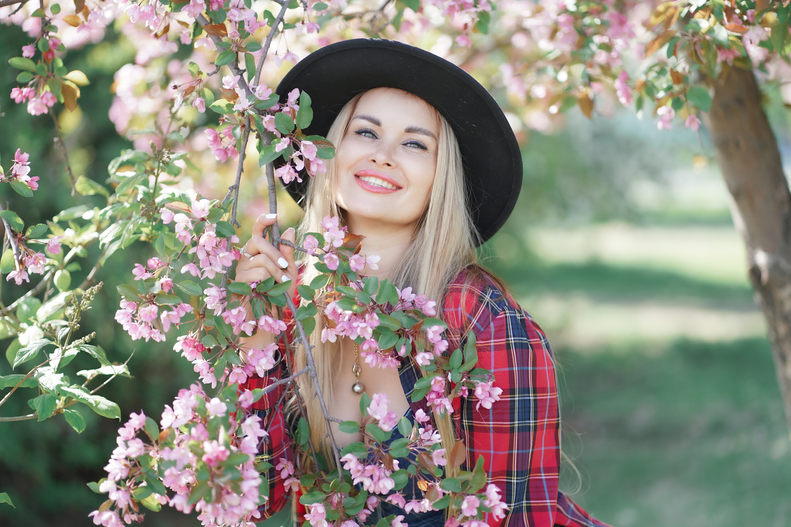 Фотосессия на природе в цветущих яблонях для прекрасной девушки Анастасии. Портретный фотограф в Москве, Московской области. Деловой портрет