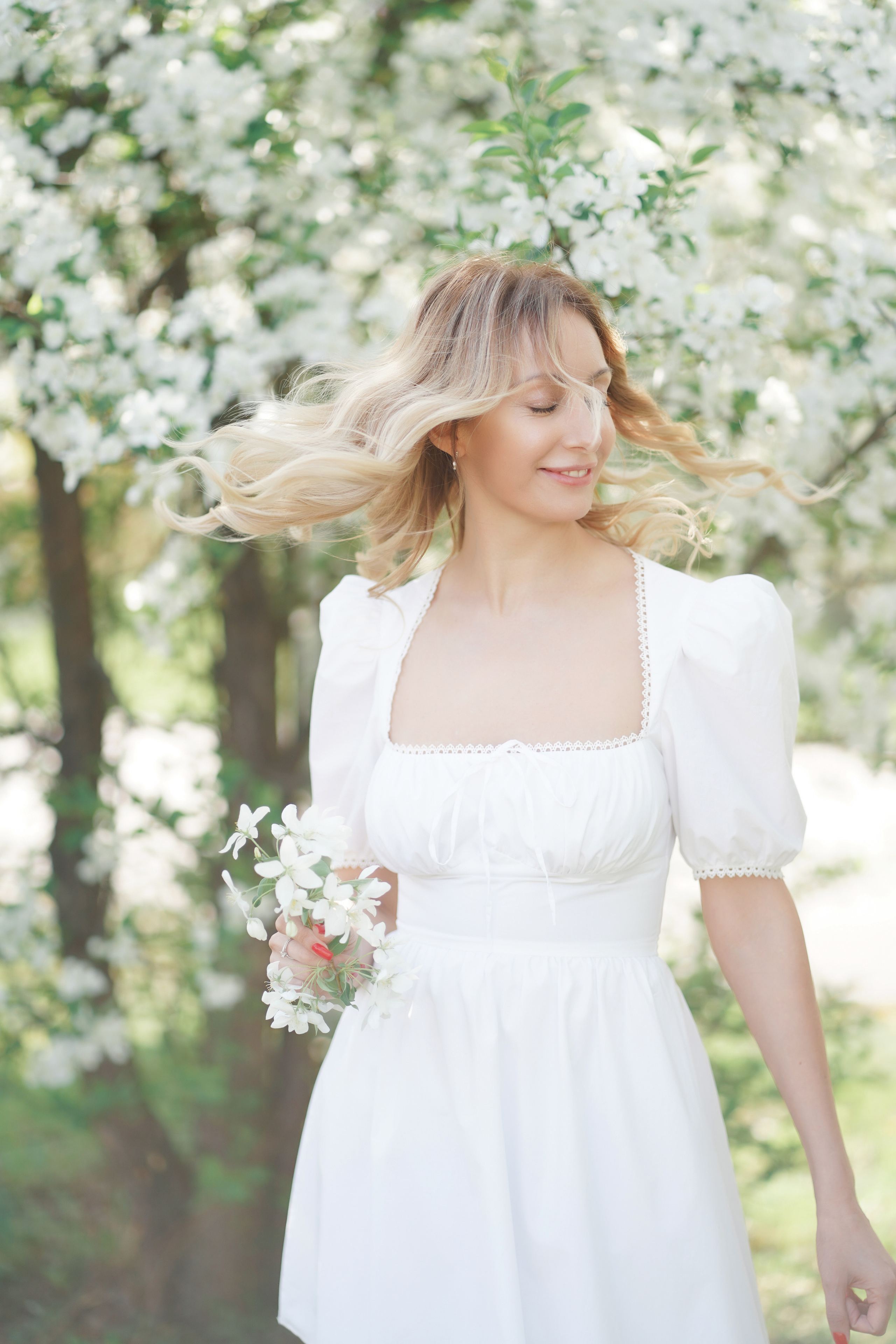 Фотосессия в цветущих розовых и белых яблонях для Зои. Портретный фотограф в Москве, Московской области. Деловой портрет