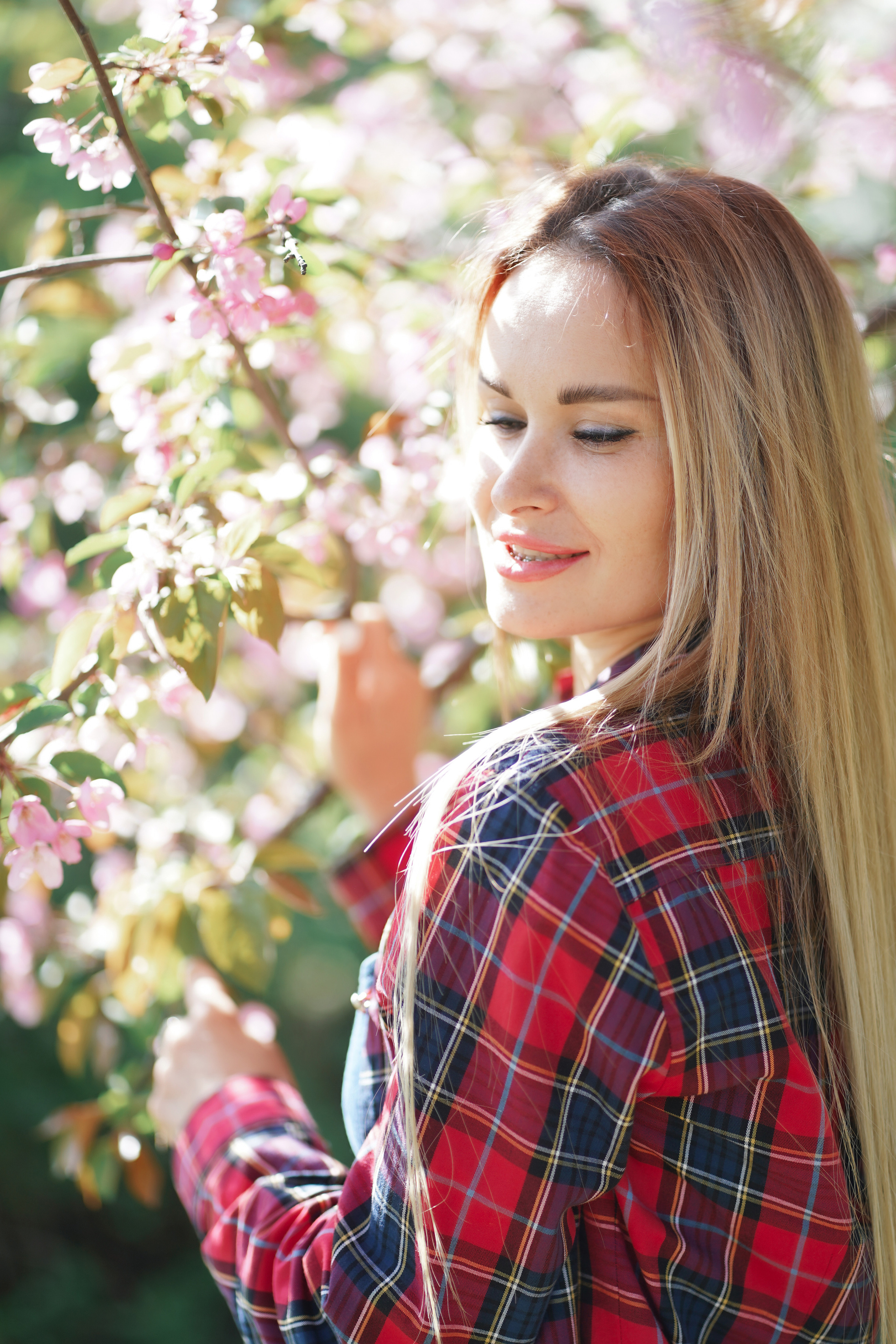 Фотосессия на природе в цветущих яблонях для прекрасной девушки Анастасии. Портретный фотограф в Москве, Московской области. Деловой портрет