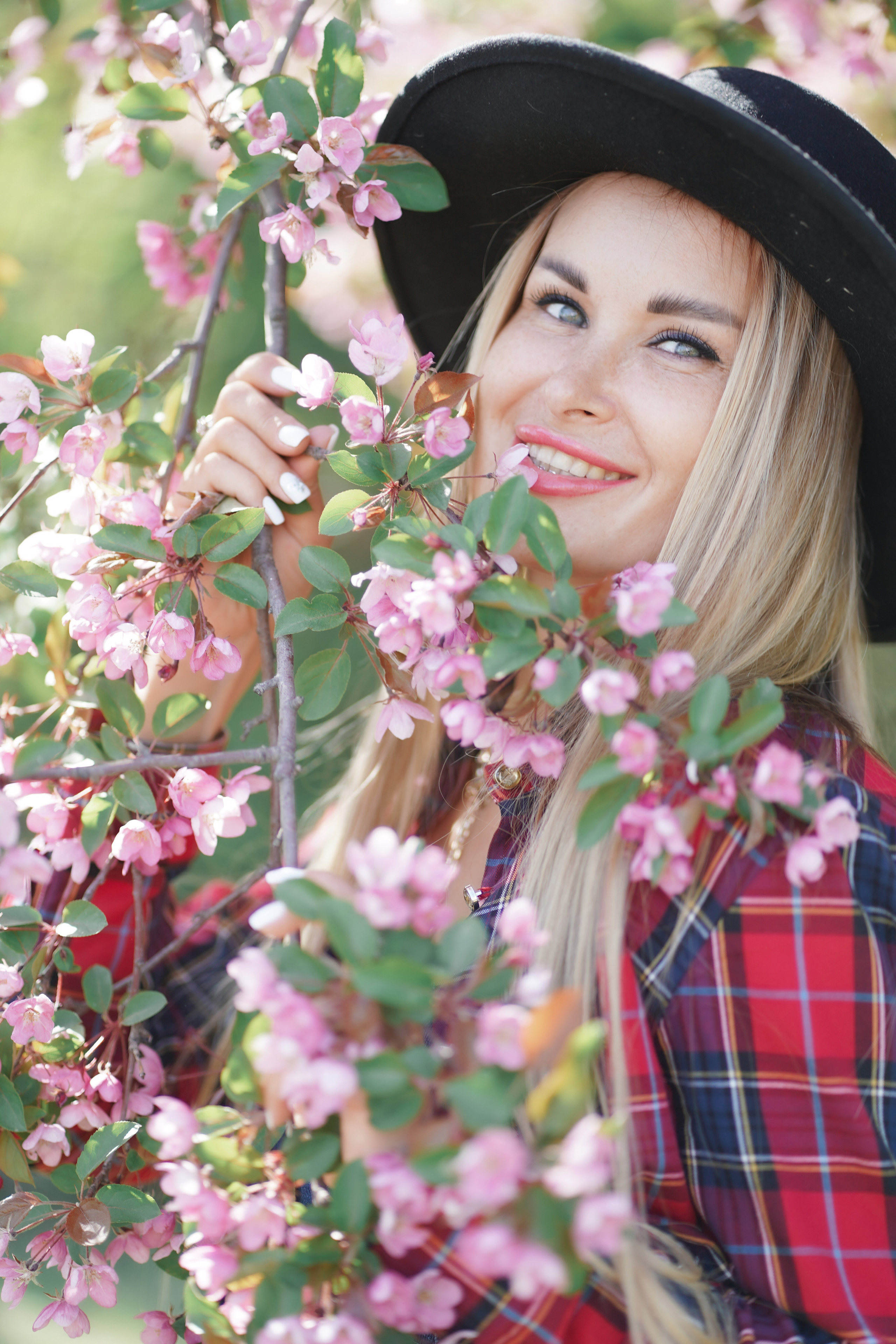 Фотосессия на природе в цветущих яблонях для прекрасной девушки Анастасии. Портретный фотограф в Москве, Московской области. Деловой портрет