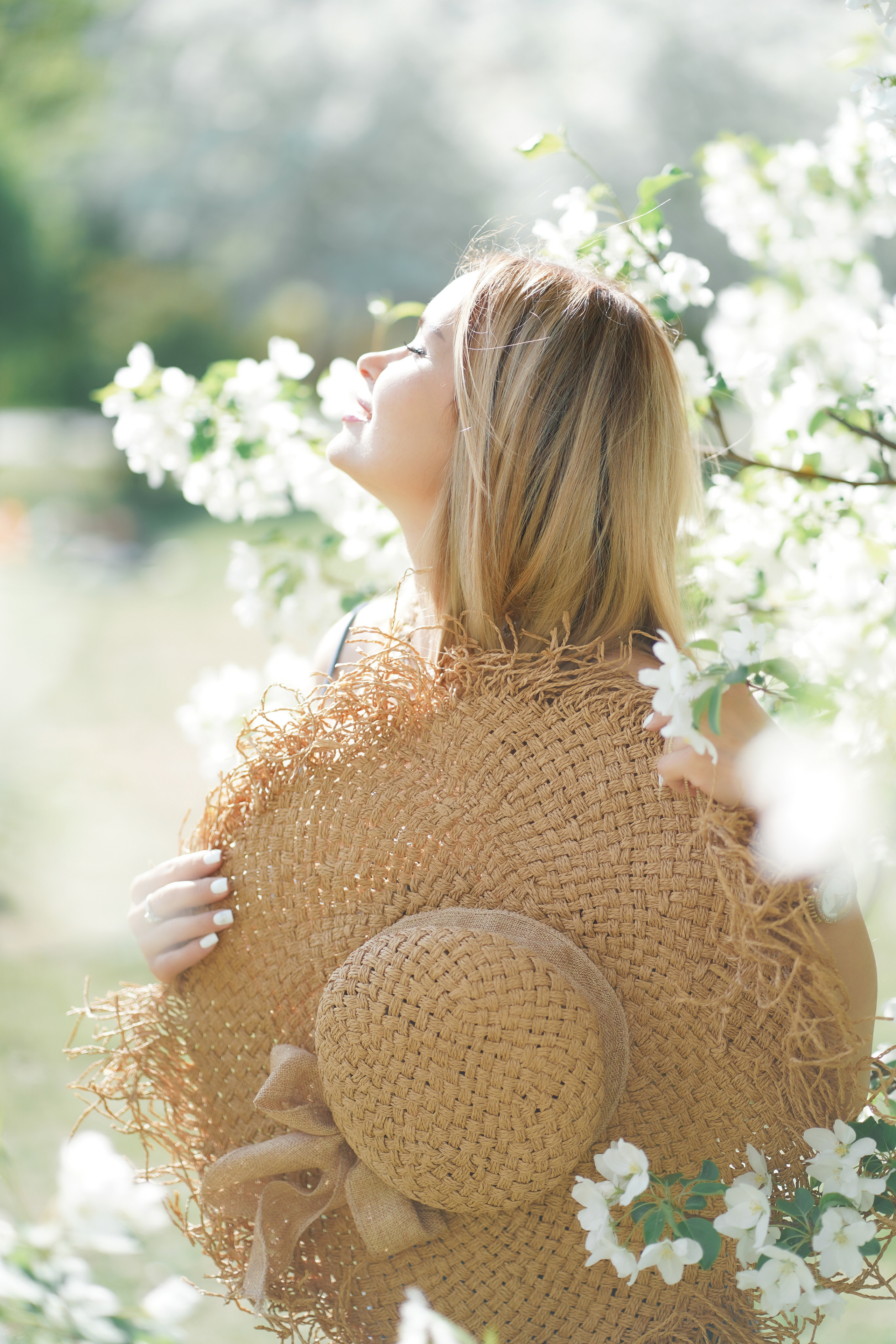 Фотосессия на природе в цветущих яблонях для прекрасной девушки Анастасии. Портретный фотограф в Москве, Московской области. Деловой портрет