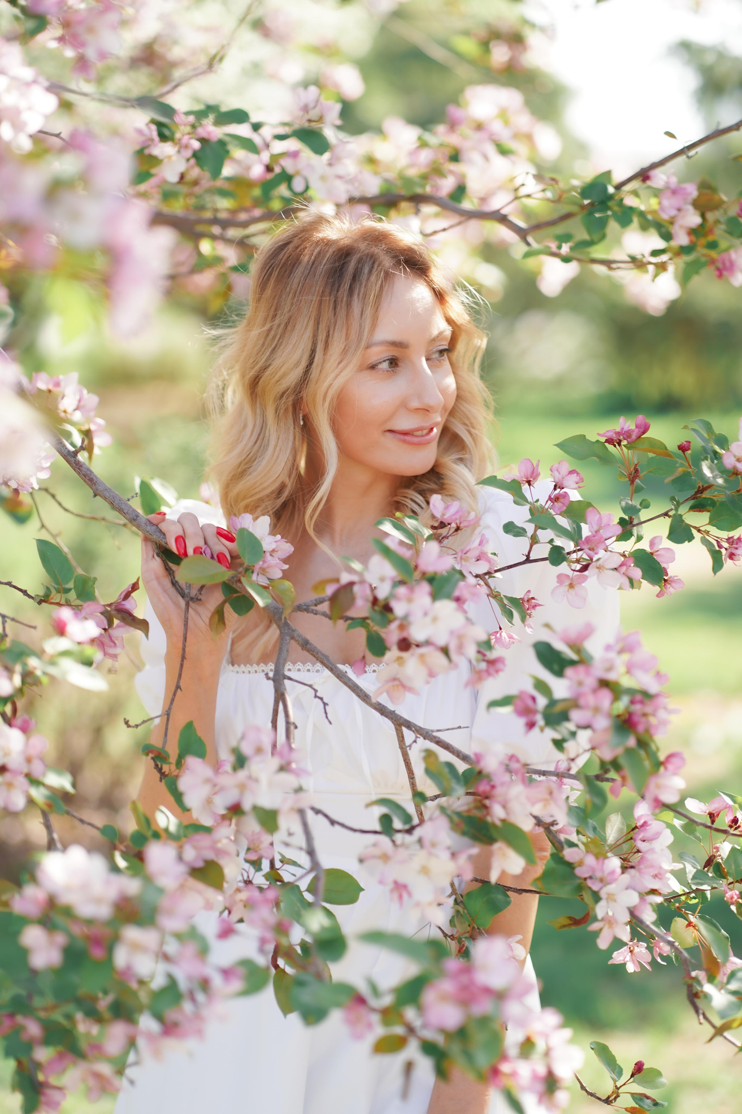 Фотосессия в цветущих розовых и белых яблонях для Зои. Портретный фотограф в Москве, Московской области. Деловой портрет