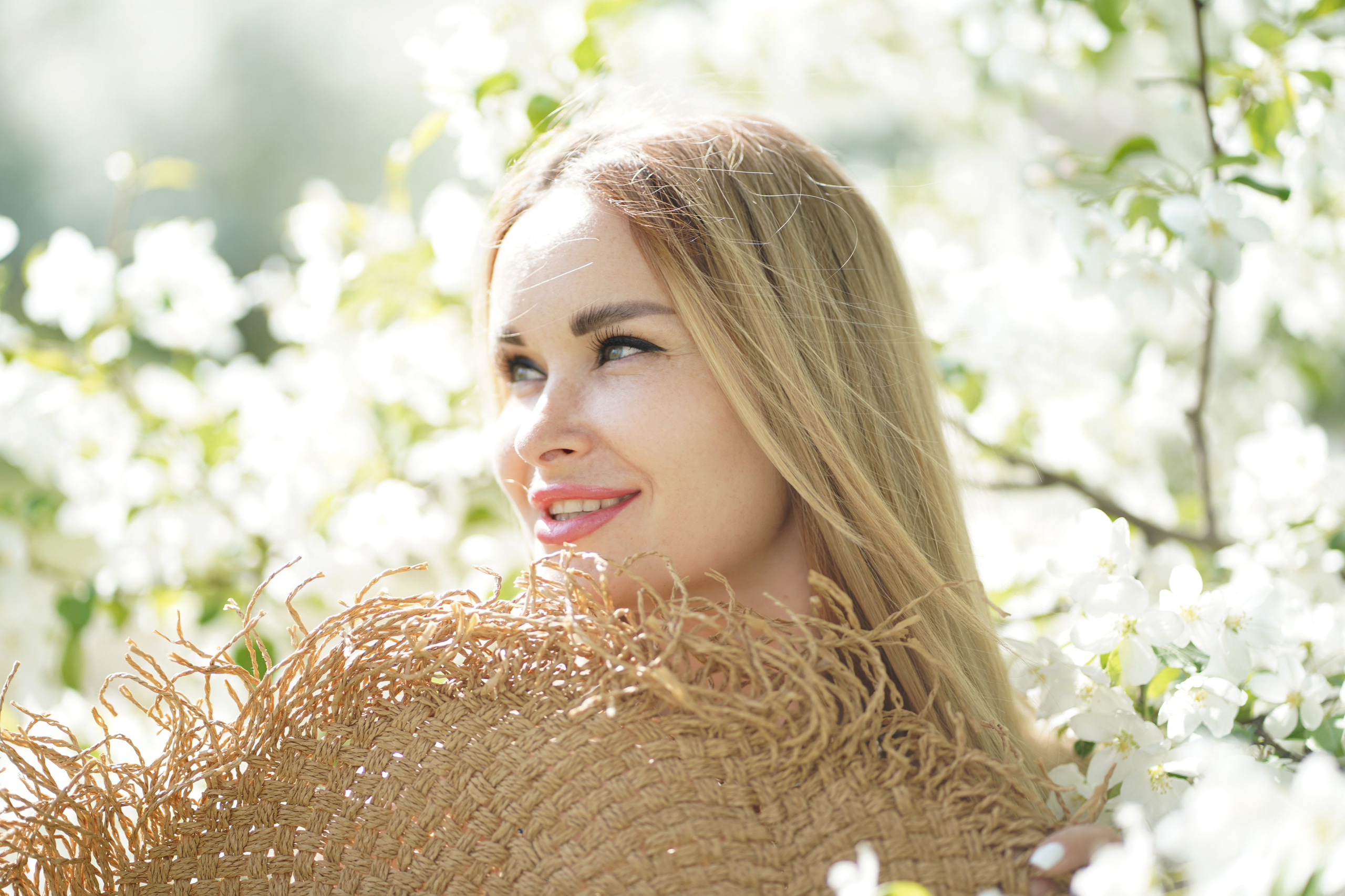 Фотосессия на природе в цветущих яблонях для прекрасной девушки Анастасии. Портретный фотограф в Москве, Московской области. Деловой портрет