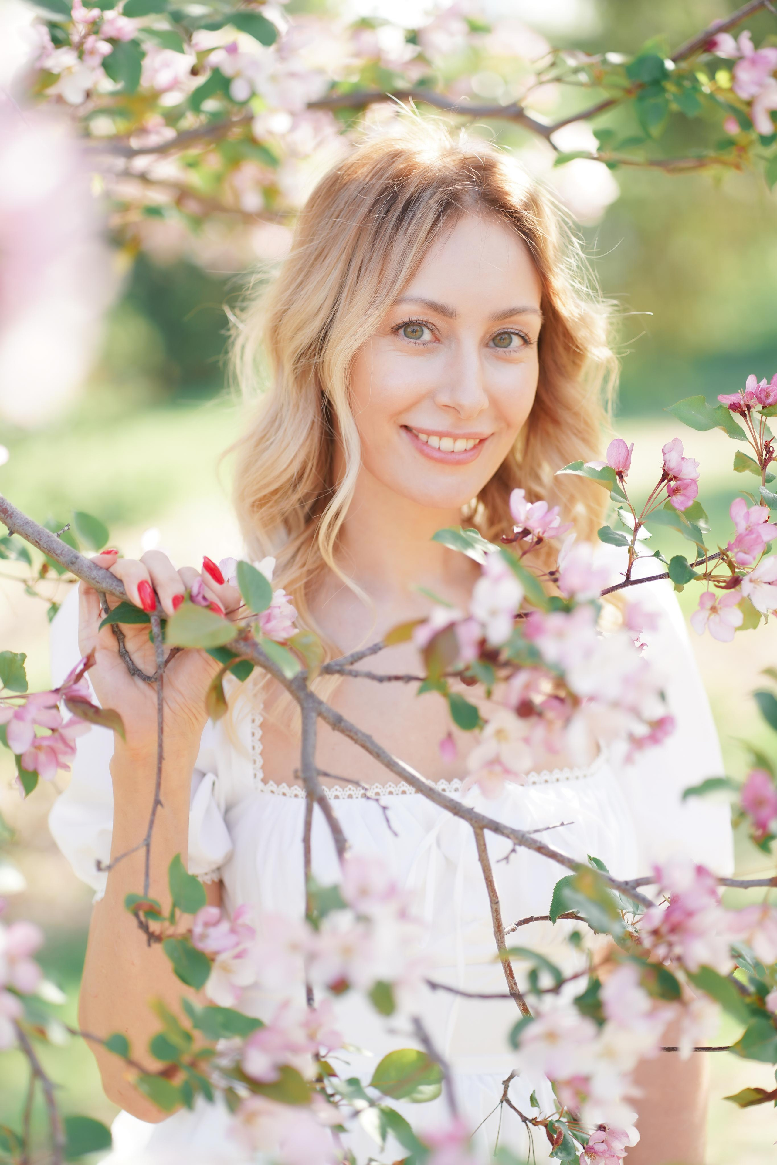 Фотосессия в цветущих розовых и белых яблонях для Зои. Портретный фотограф в Москве, Московской области. Деловой портрет