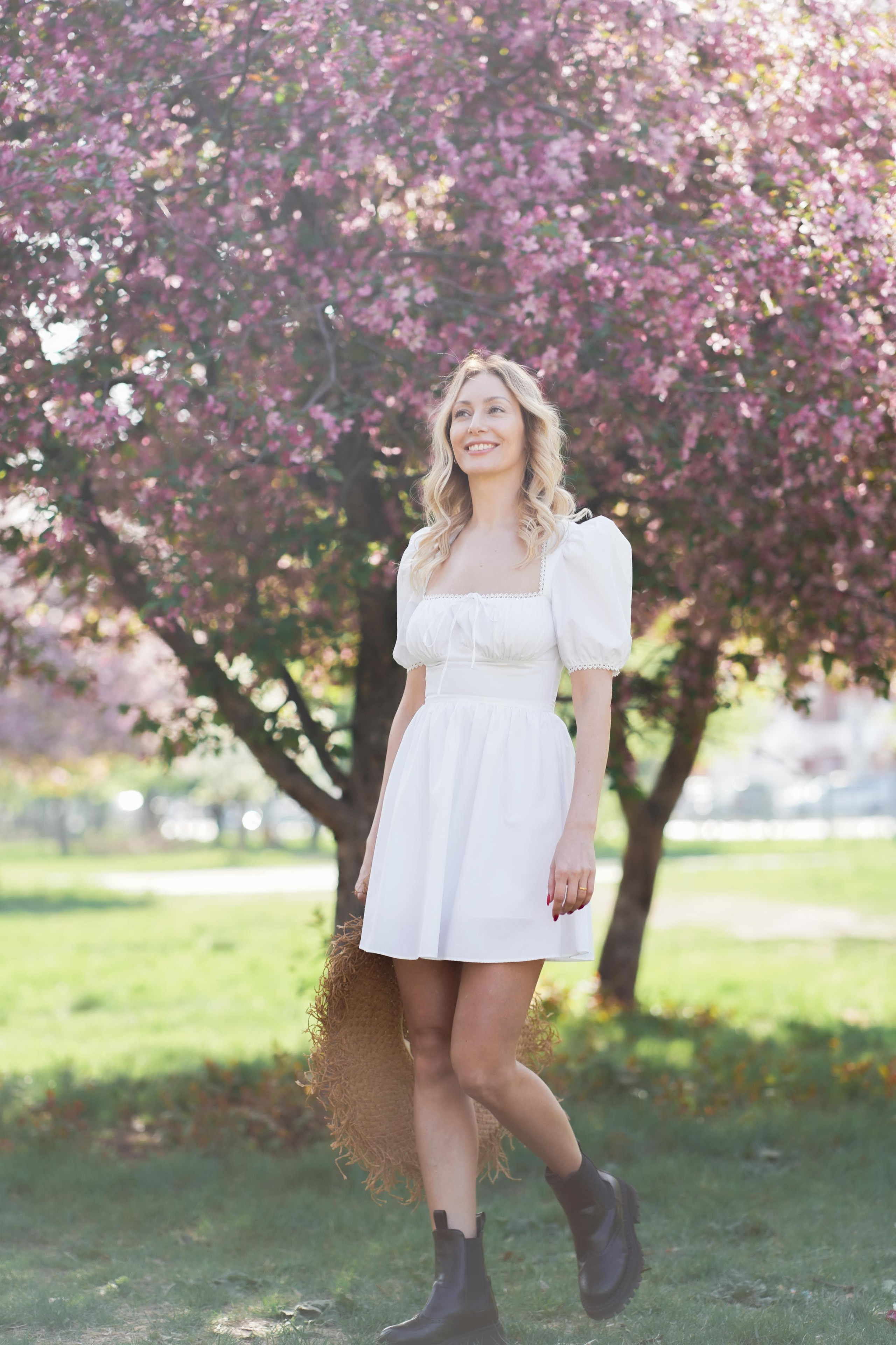 Фотосессия в цветущих розовых и белых яблонях для Зои. Портретный фотограф в Москве, Московской области. Деловой портрет