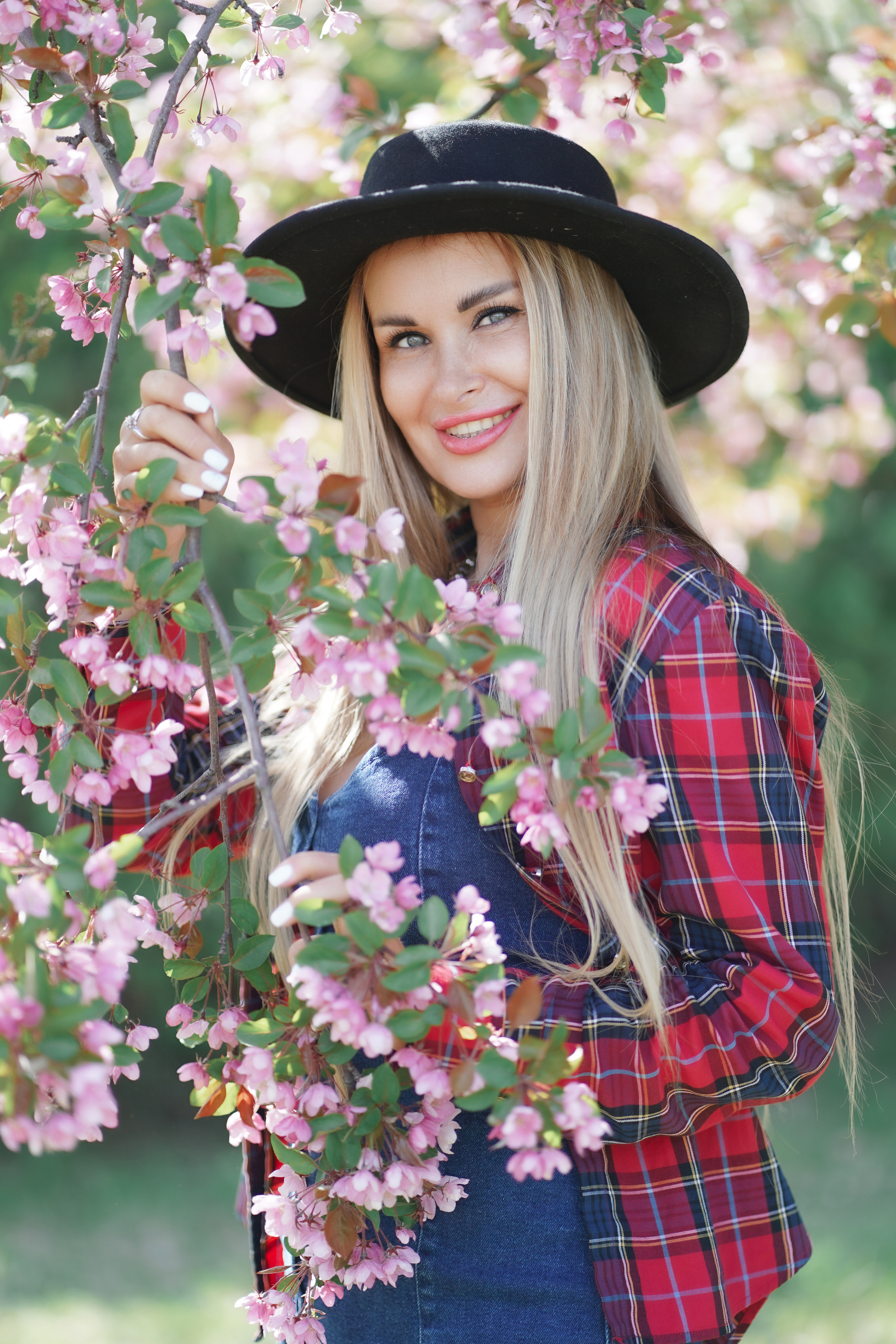 Фотосессия на природе в цветущих яблонях для прекрасной девушки Анастасии. Портретный фотограф в Москве, Московской области. Деловой портрет