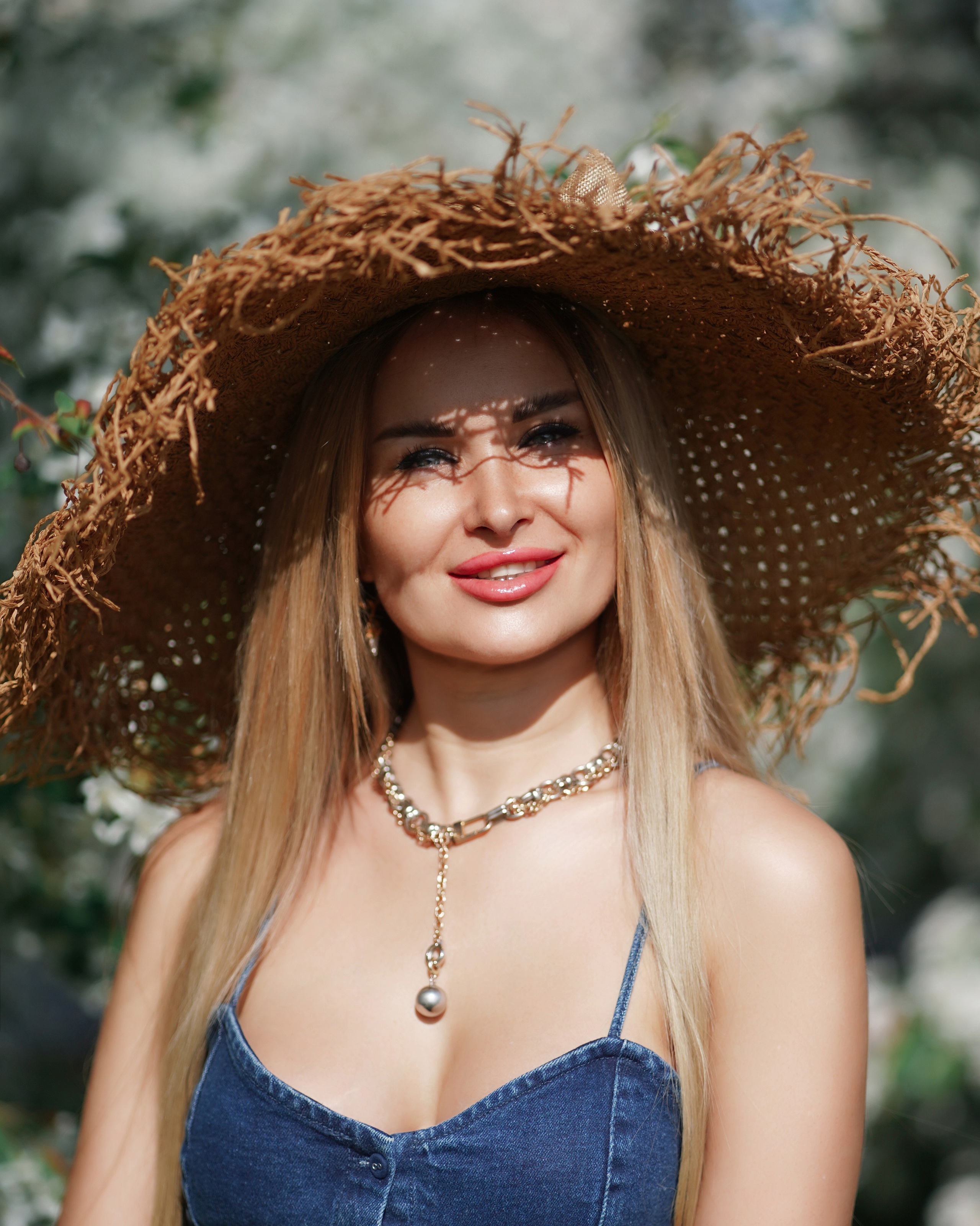 Фотосессия на природе в цветущих яблонях для прекрасной девушки Анастасии. Портретный фотограф в Москве, Московской области. Деловой портрет