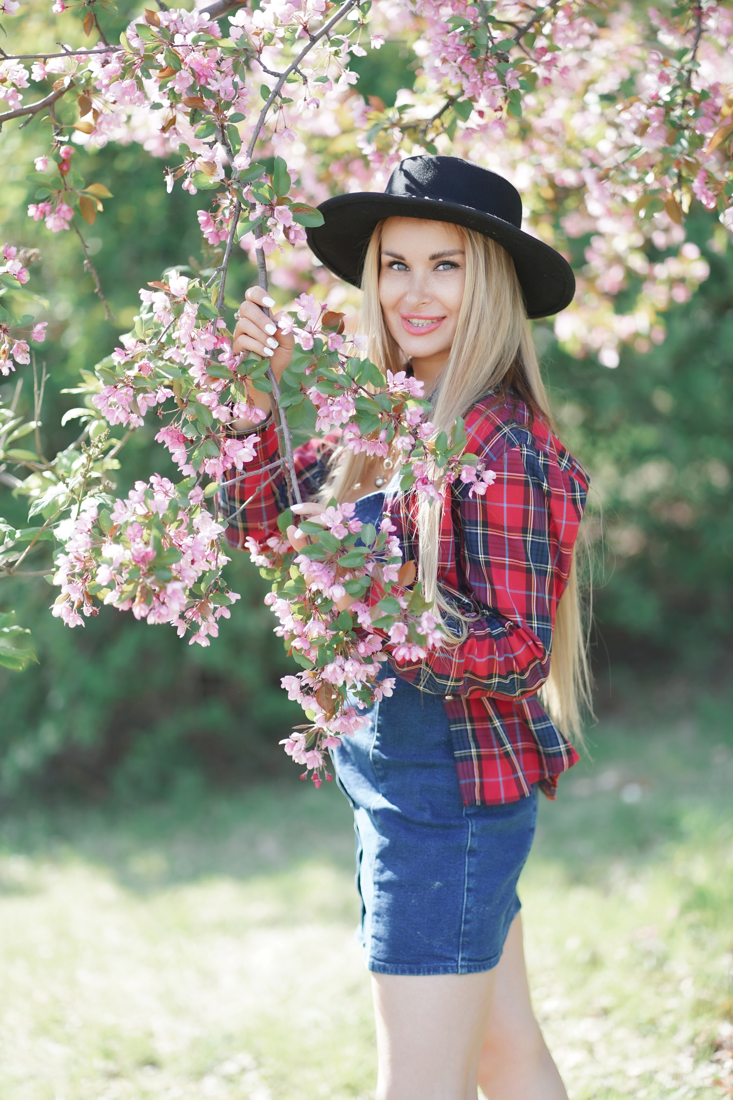 Фотосессия на природе в цветущих яблонях для прекрасной девушки Анастасии. Портретный фотограф в Москве, Московской области. Деловой портрет