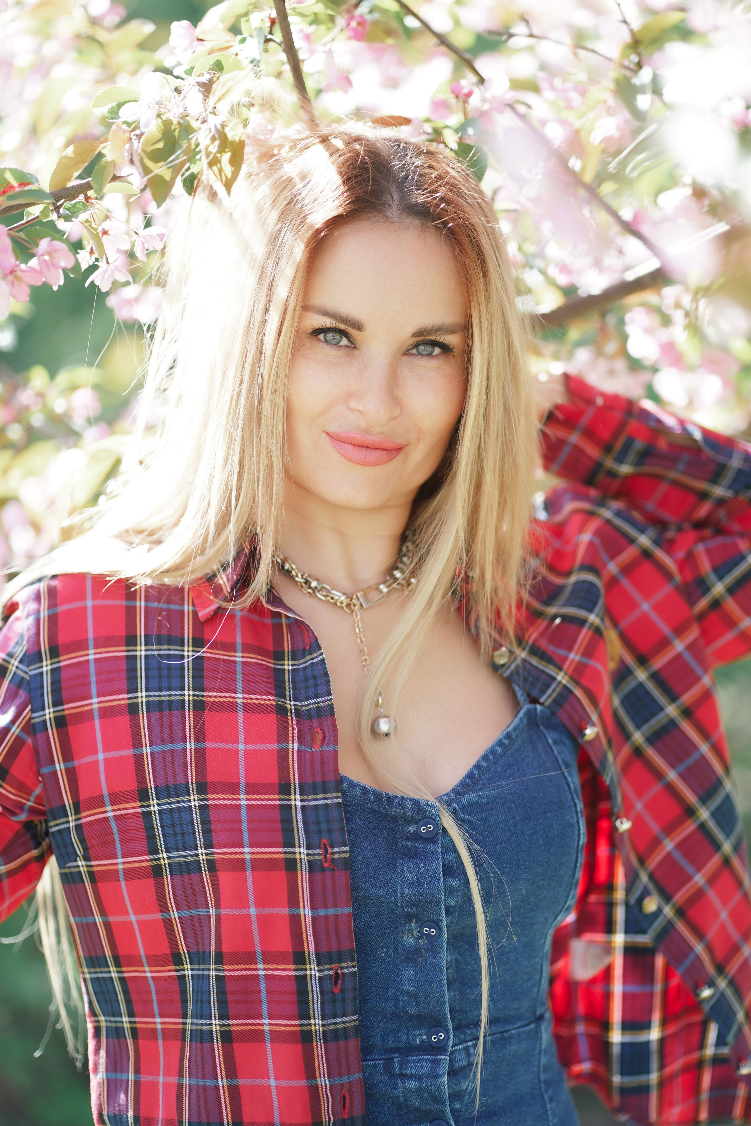 Фотосессия на природе в цветущих яблонях для прекрасной девушки Анастасии. Портретный фотограф в Москве, Московской области. Деловой портрет