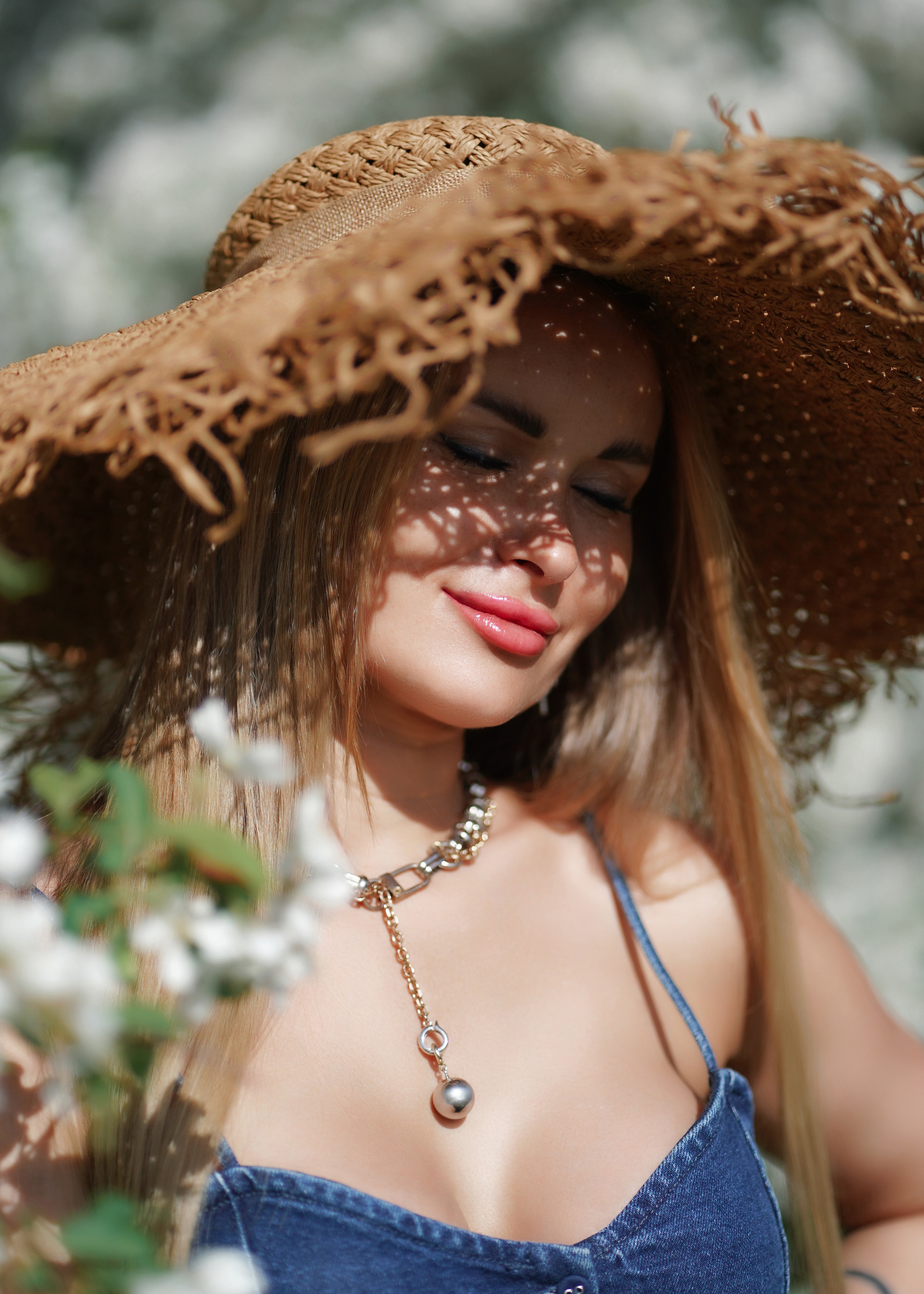 Фотосессия на природе в цветущих яблонях для прекрасной девушки Анастасии. Портретный фотограф в Москве, Московской области. Деловой портрет