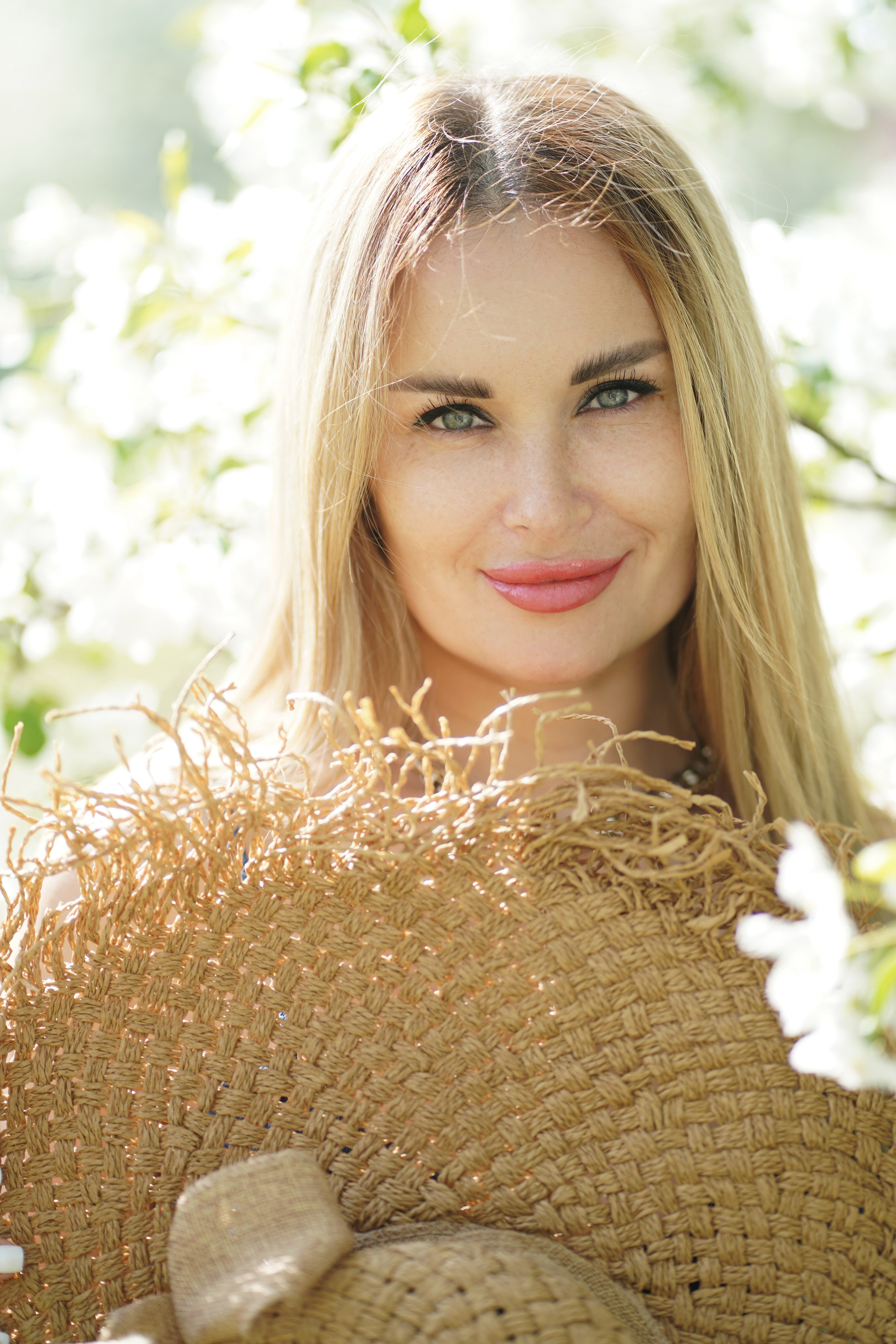 Фотосессия на природе в цветущих яблонях для прекрасной девушки Анастасии. Портретный фотограф в Москве, Московской области. Деловой портрет