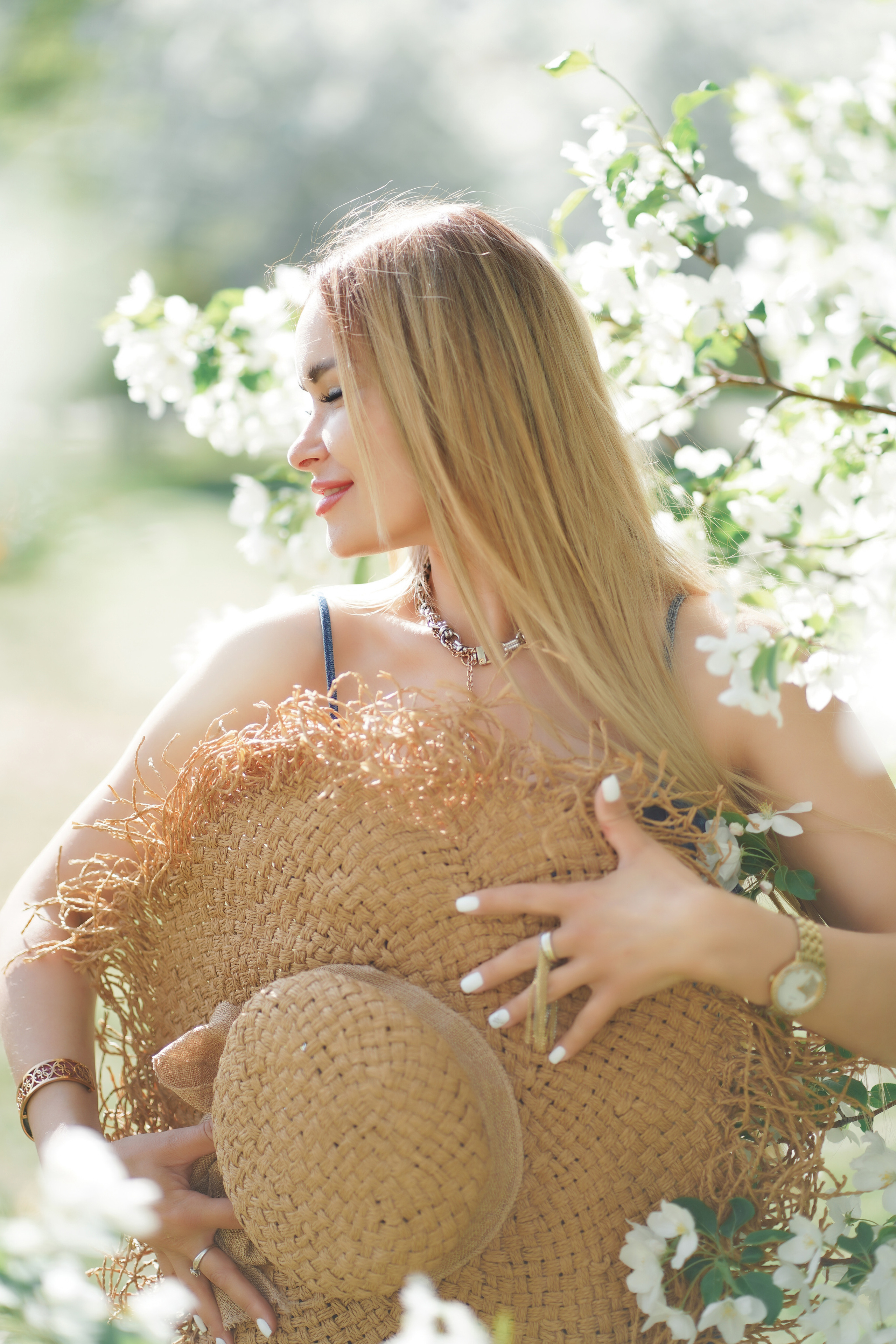 Фотосессия на природе в цветущих яблонях для прекрасной девушки Анастасии. Портретный фотограф в Москве, Московской области. Деловой портрет