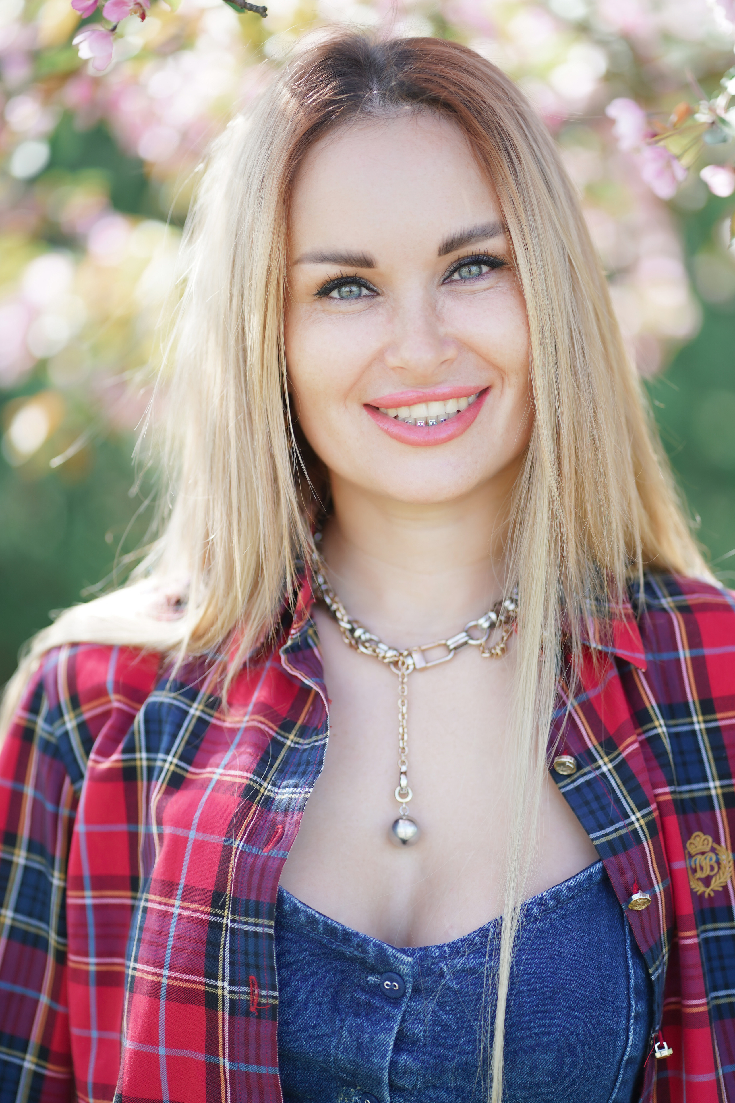 Фотосессия на природе в цветущих яблонях для прекрасной девушки Анастасии. Портретный фотограф в Москве, Московской области. Деловой портрет