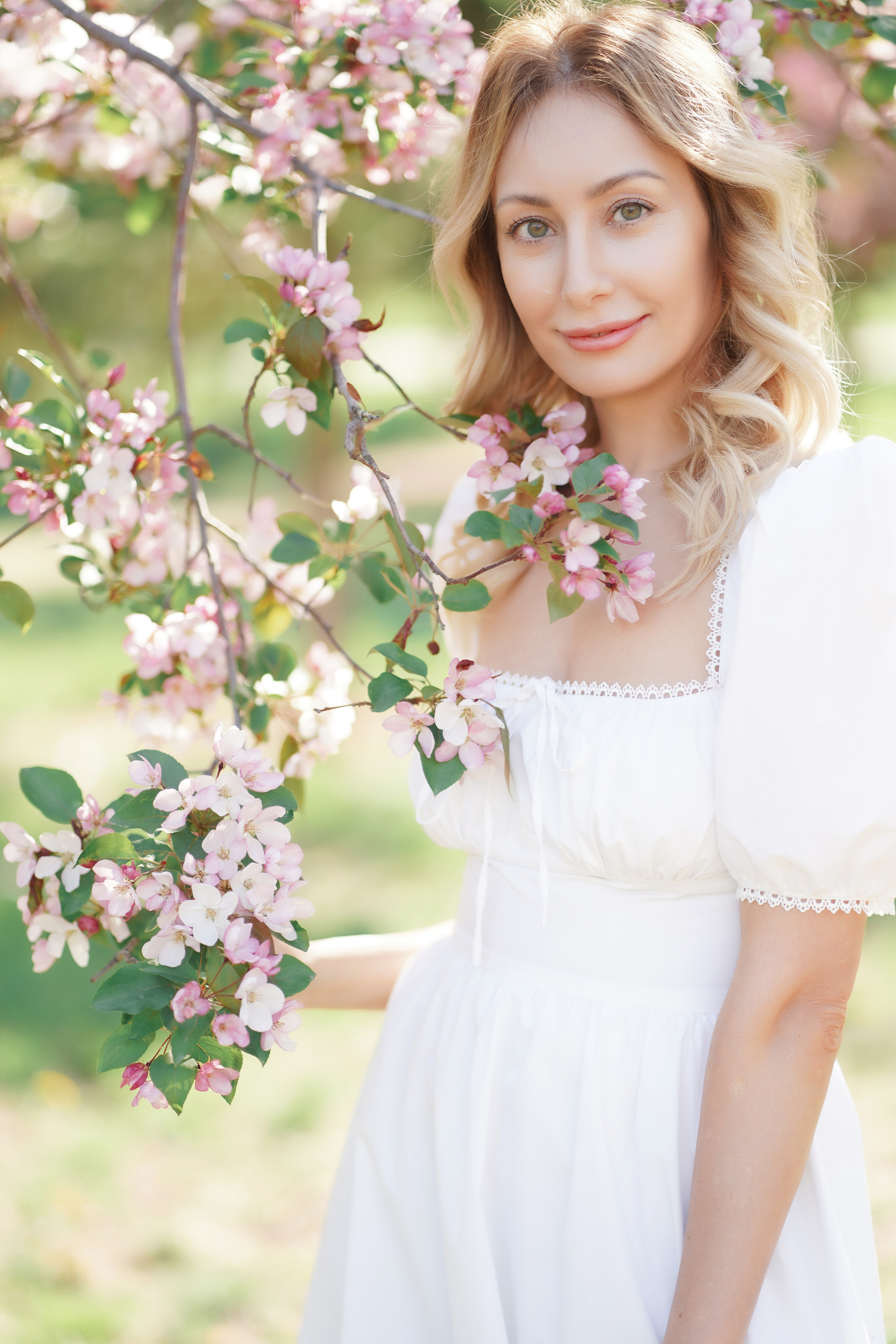 Фотосессия в цветущих розовых и белых яблонях для Зои. Портретный фотограф в Москве, Московской области. Деловой портрет