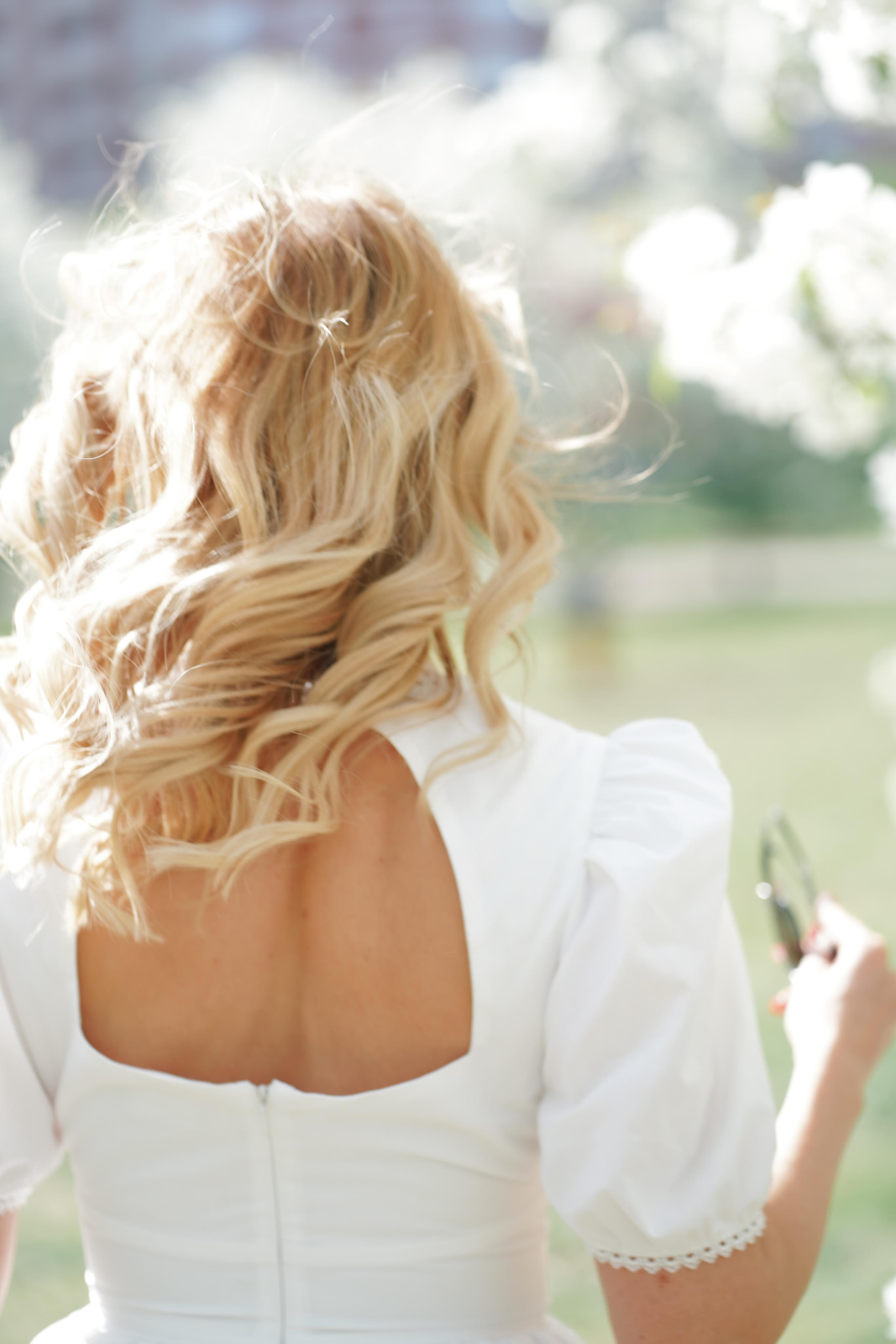 Фотосессия в цветущих розовых и белых яблонях для Зои. Портретный фотограф в Москве, Московской области. Деловой портрет