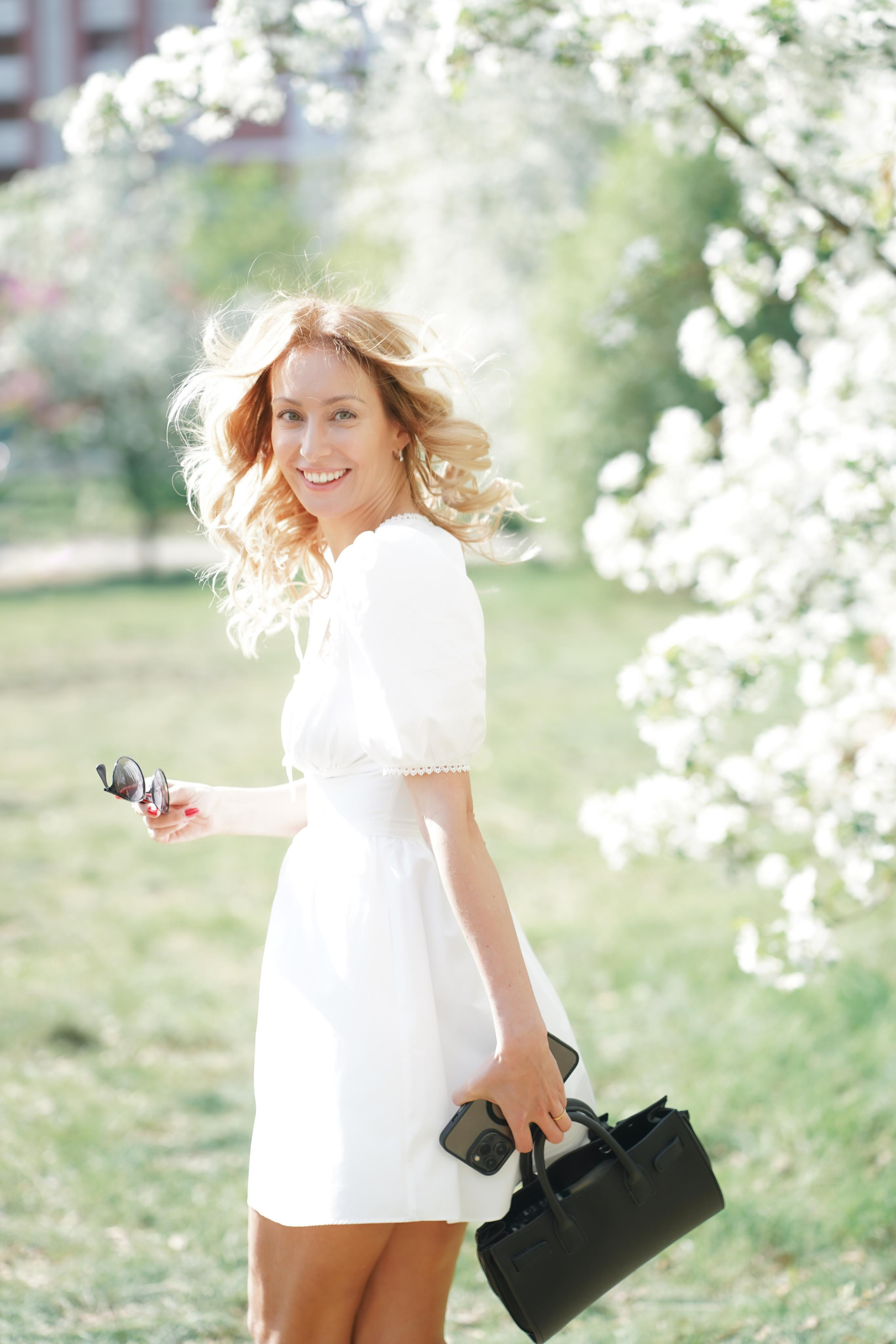 Фотосессия в цветущих розовых и белых яблонях для Зои. Портретный фотограф в Москве, Московской области. Деловой портрет