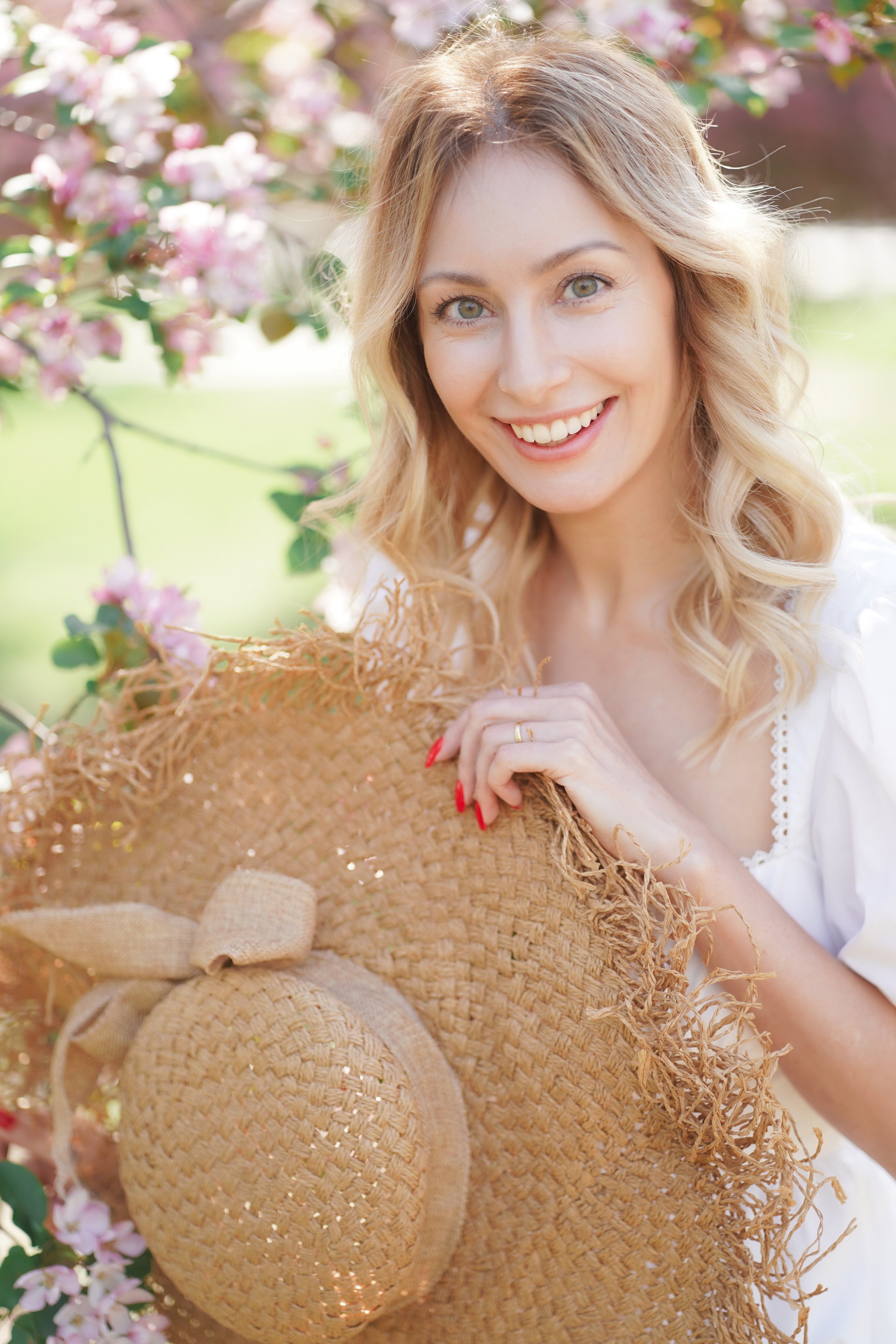 Фотосессия в цветущих розовых и белых яблонях для Зои. Портретный фотограф в Москве, Московской области. Деловой портрет