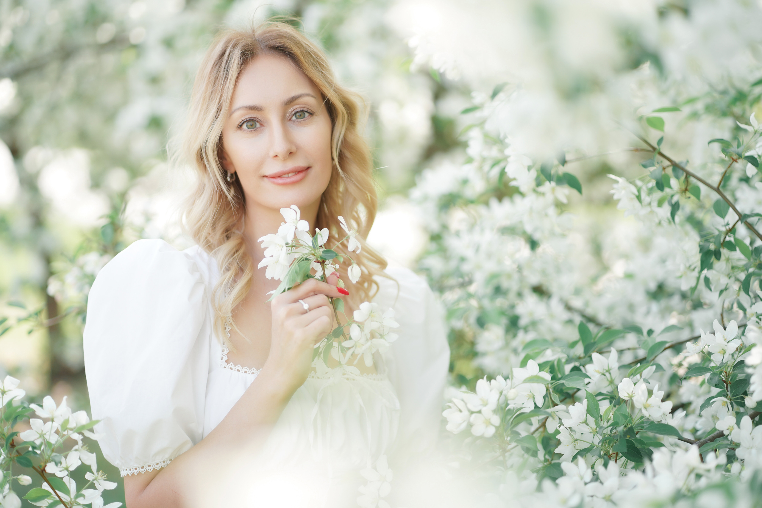 Фотосессия в цветущих розовых и белых яблонях для Зои. Портретный фотограф в Москве, Московской области. Деловой портрет
