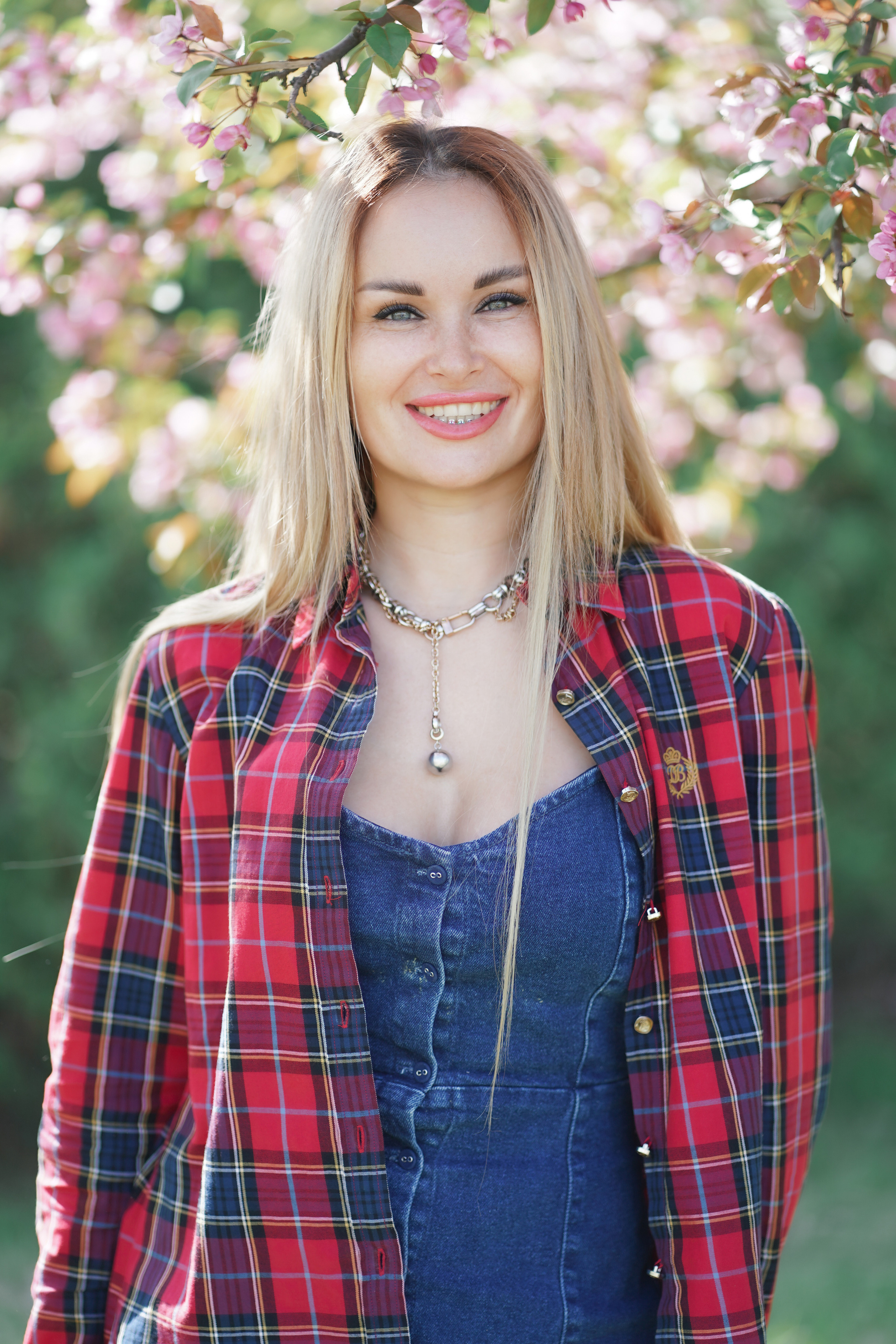 Фотосессия на природе в цветущих яблонях для прекрасной девушки Анастасии. Портретный фотограф в Москве, Московской области. Деловой портрет