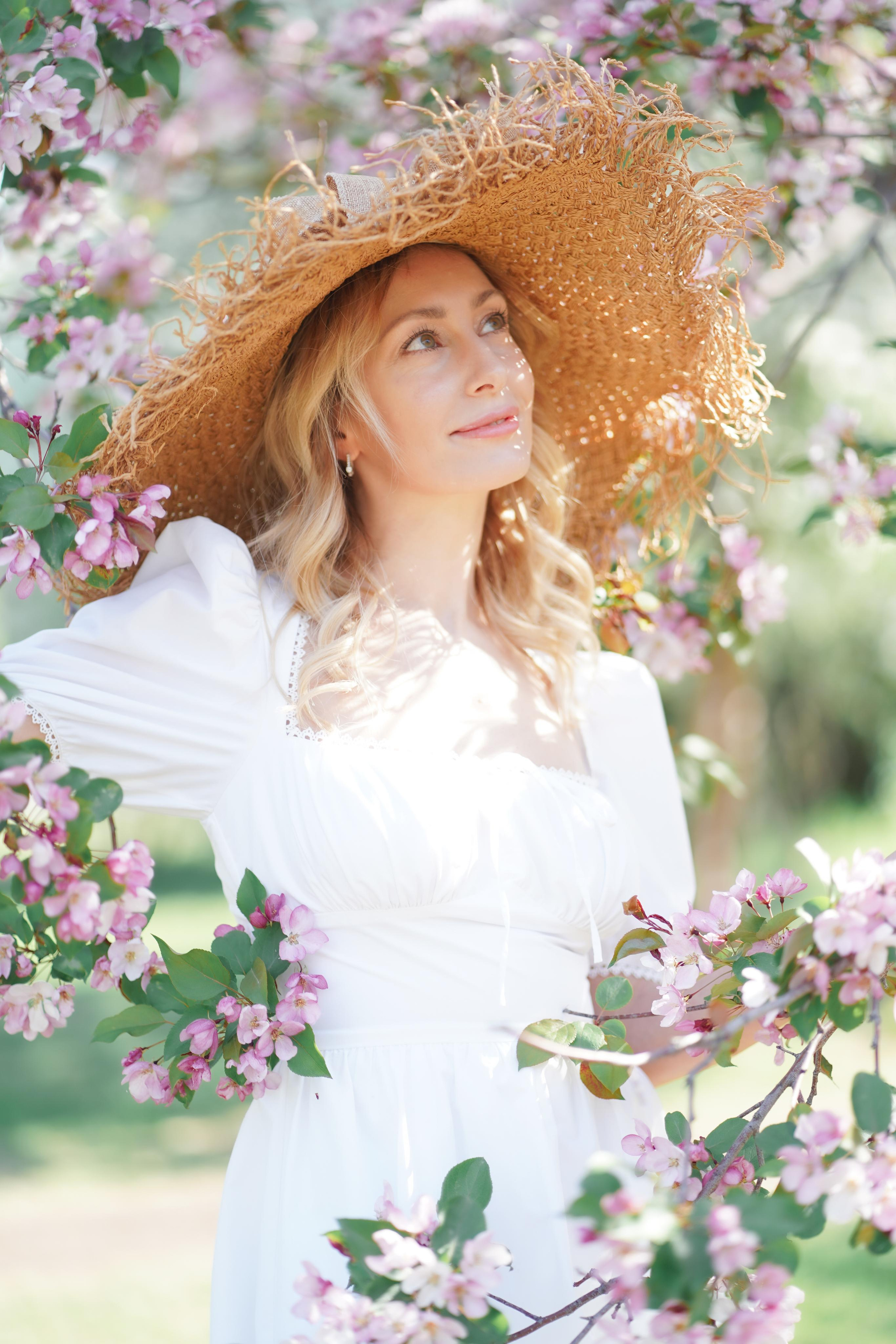 Фотосессия в цветущих розовых и белых яблонях для Зои. Портретный фотограф в Москве, Московской области. Деловой портрет