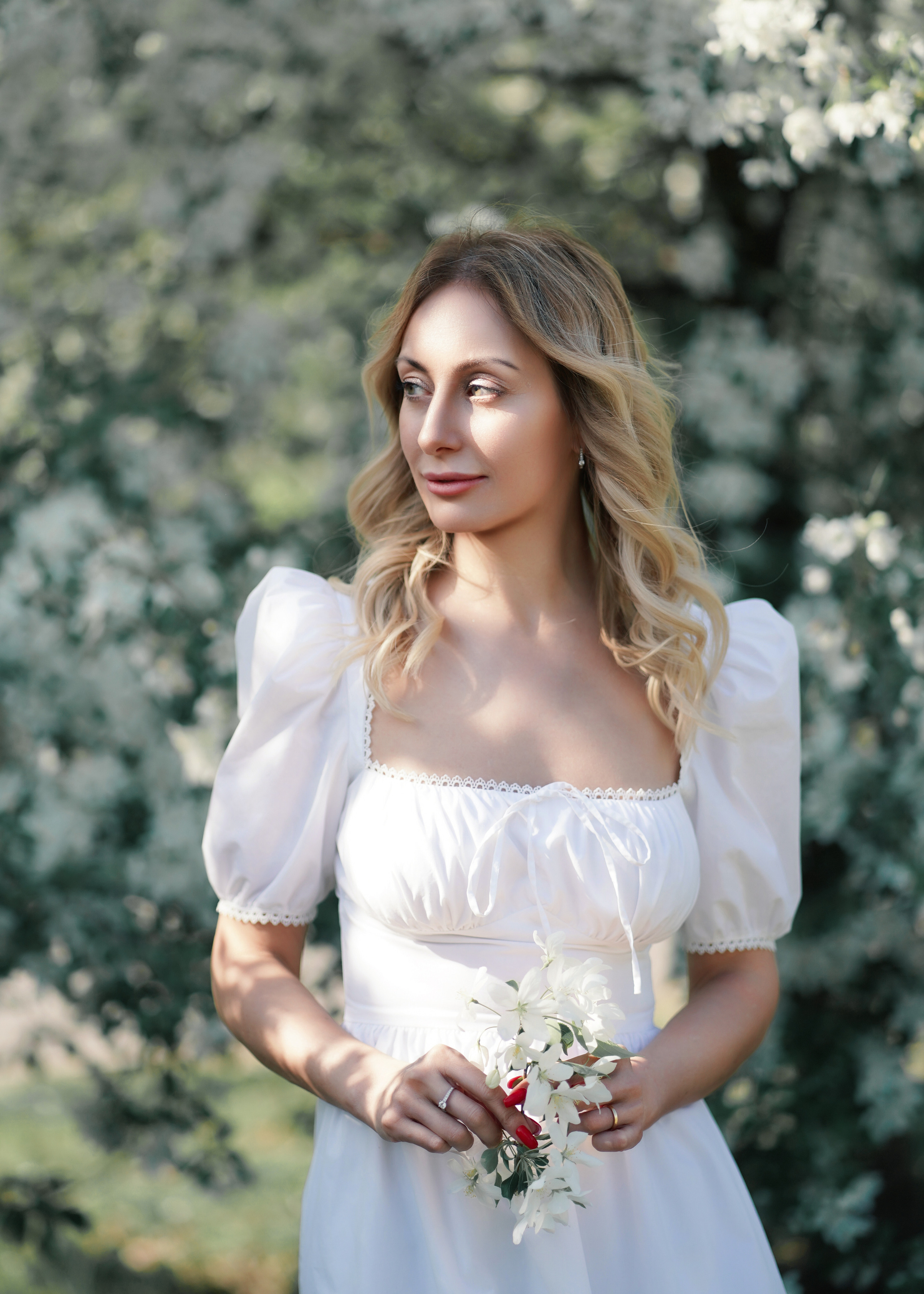 Фотосессия в цветущих розовых и белых яблонях для Зои. Портретный фотограф в Москве, Московской области. Деловой портрет