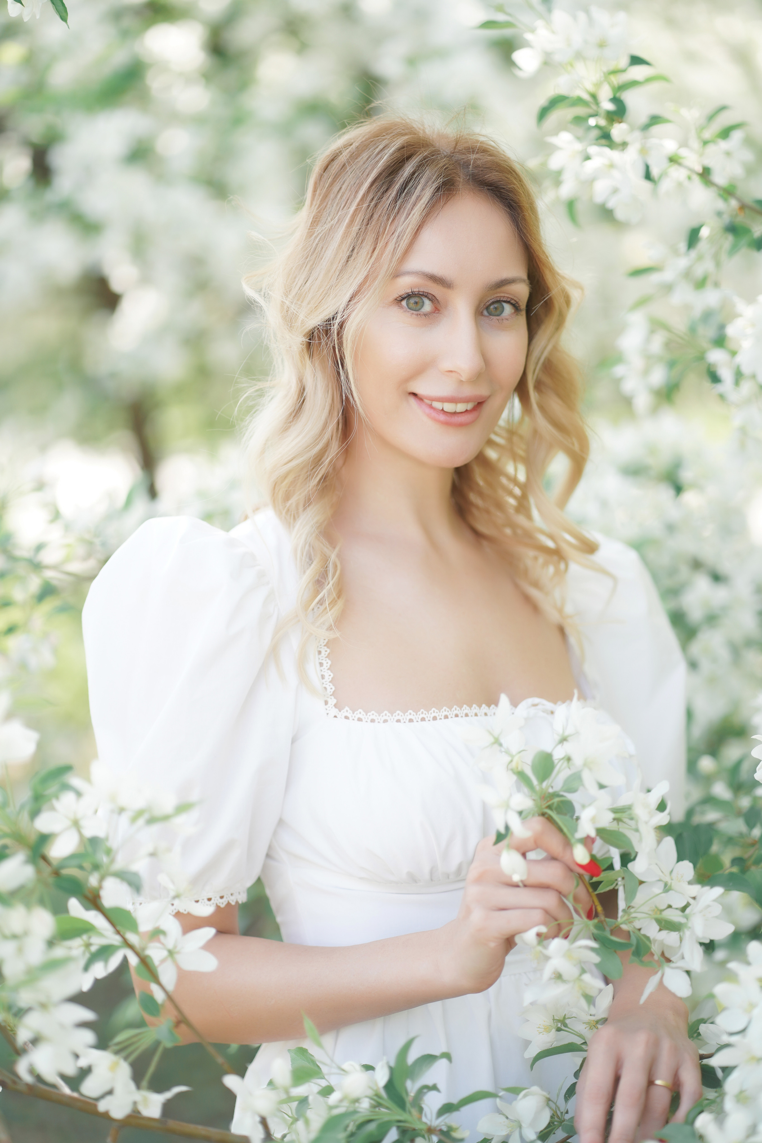 Фотосессия в цветущих розовых и белых яблонях для Зои. Портретный фотограф в Москве, Московской области. Деловой портрет