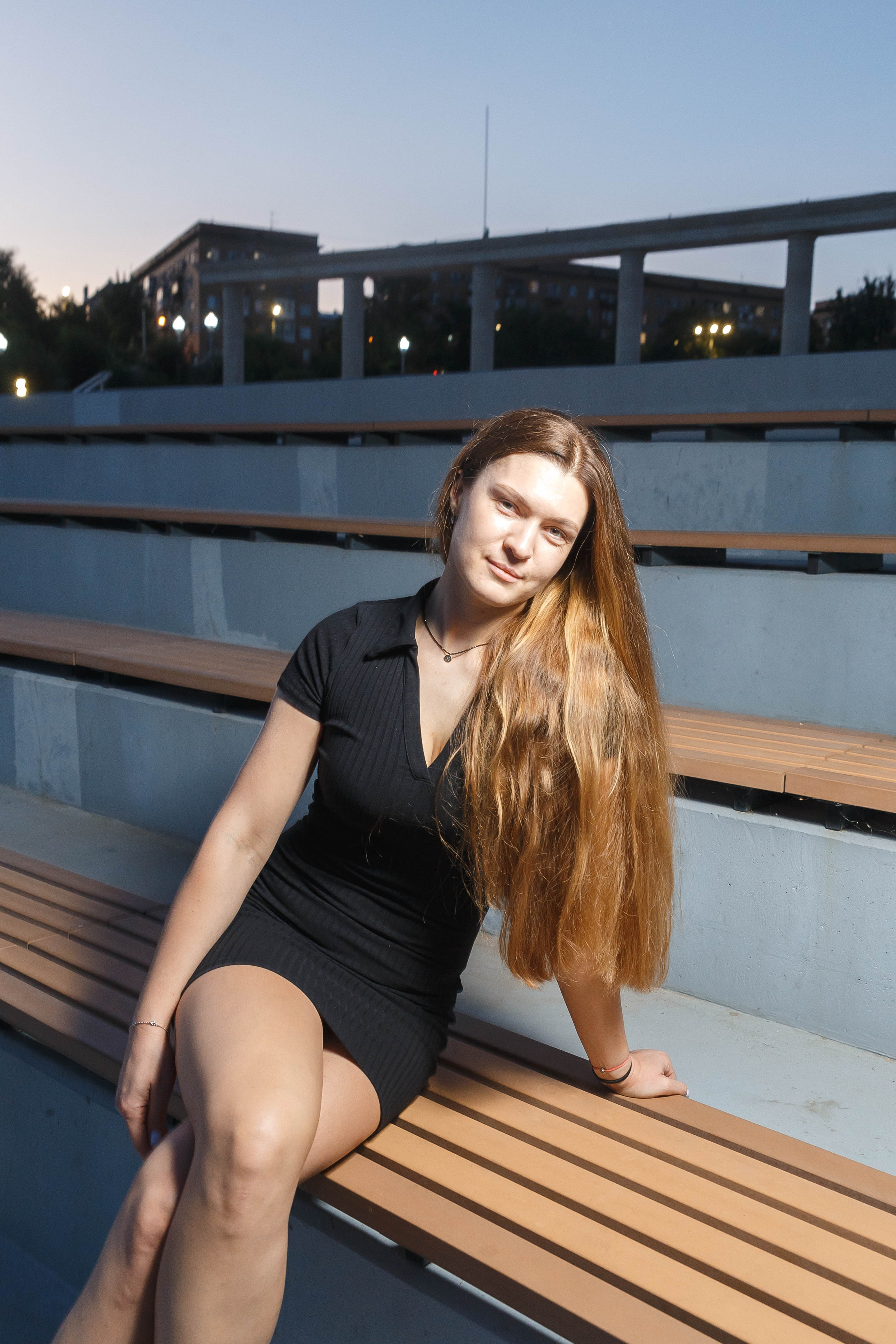 День рождения Оксаны: подруги, набережная, торт, шампанское. Событийный фотограф Максим Бескоровайновнов