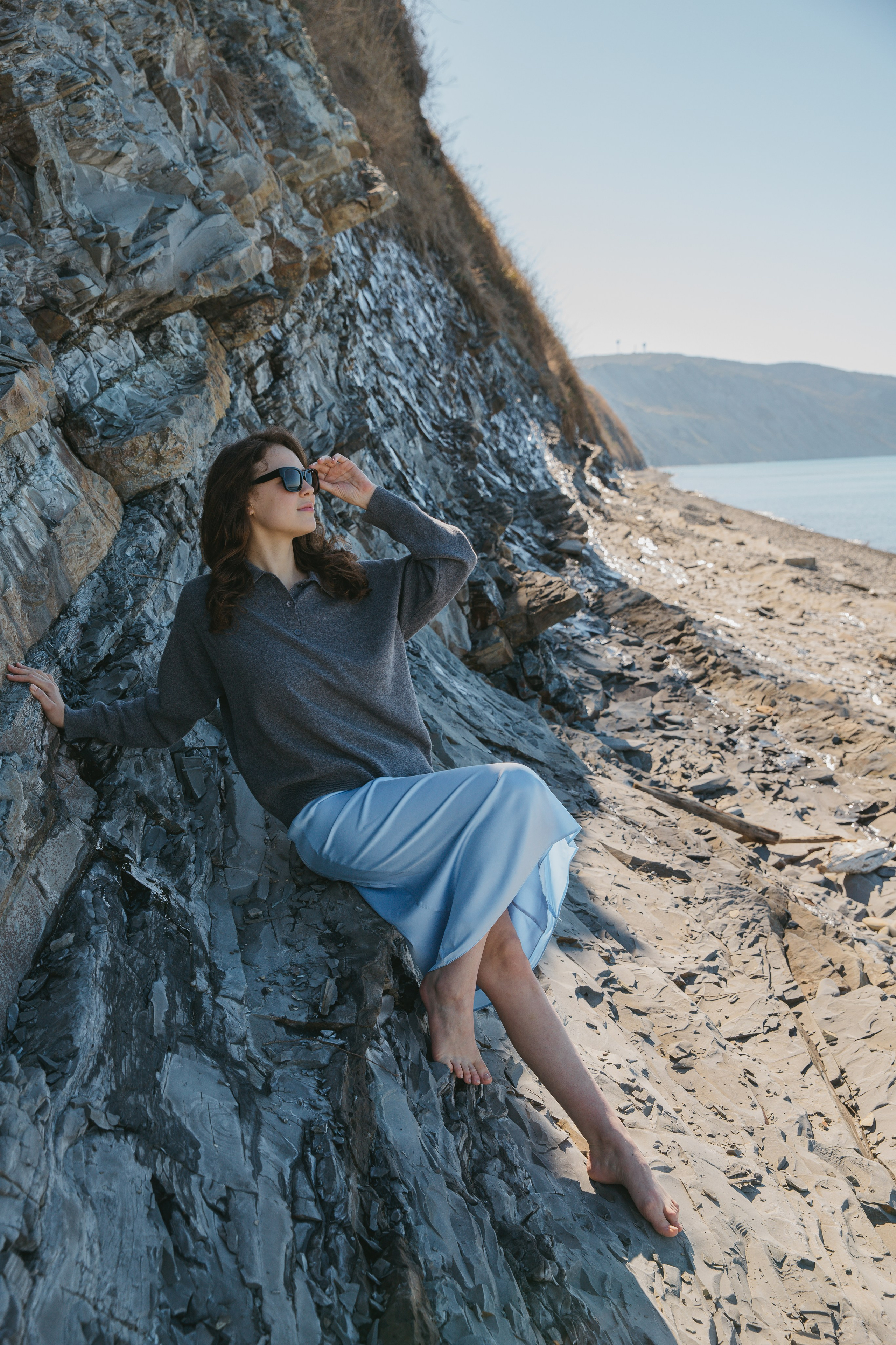 На галечном пляже