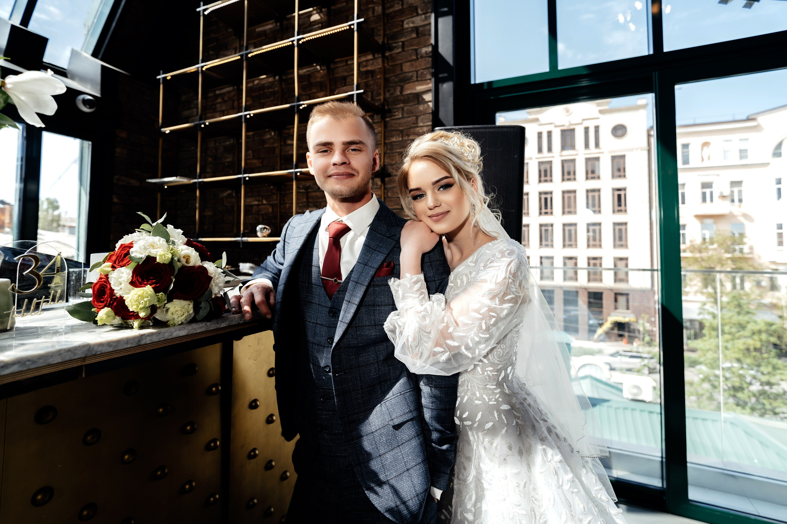 жених и невеста в отеле Арка