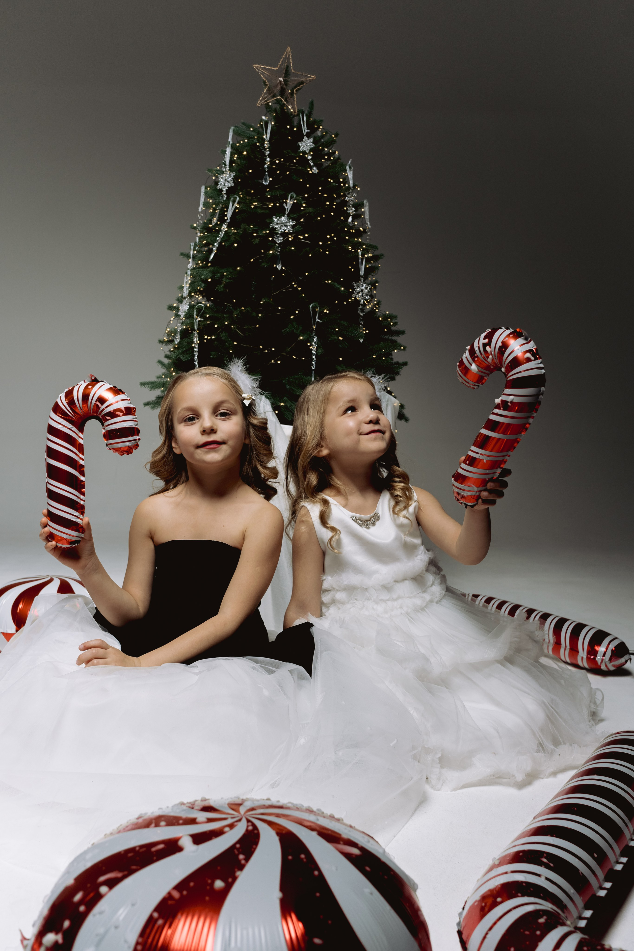 Две сестры в новогодних образах на фотосессии в студии. Фотограф в Шанхае.