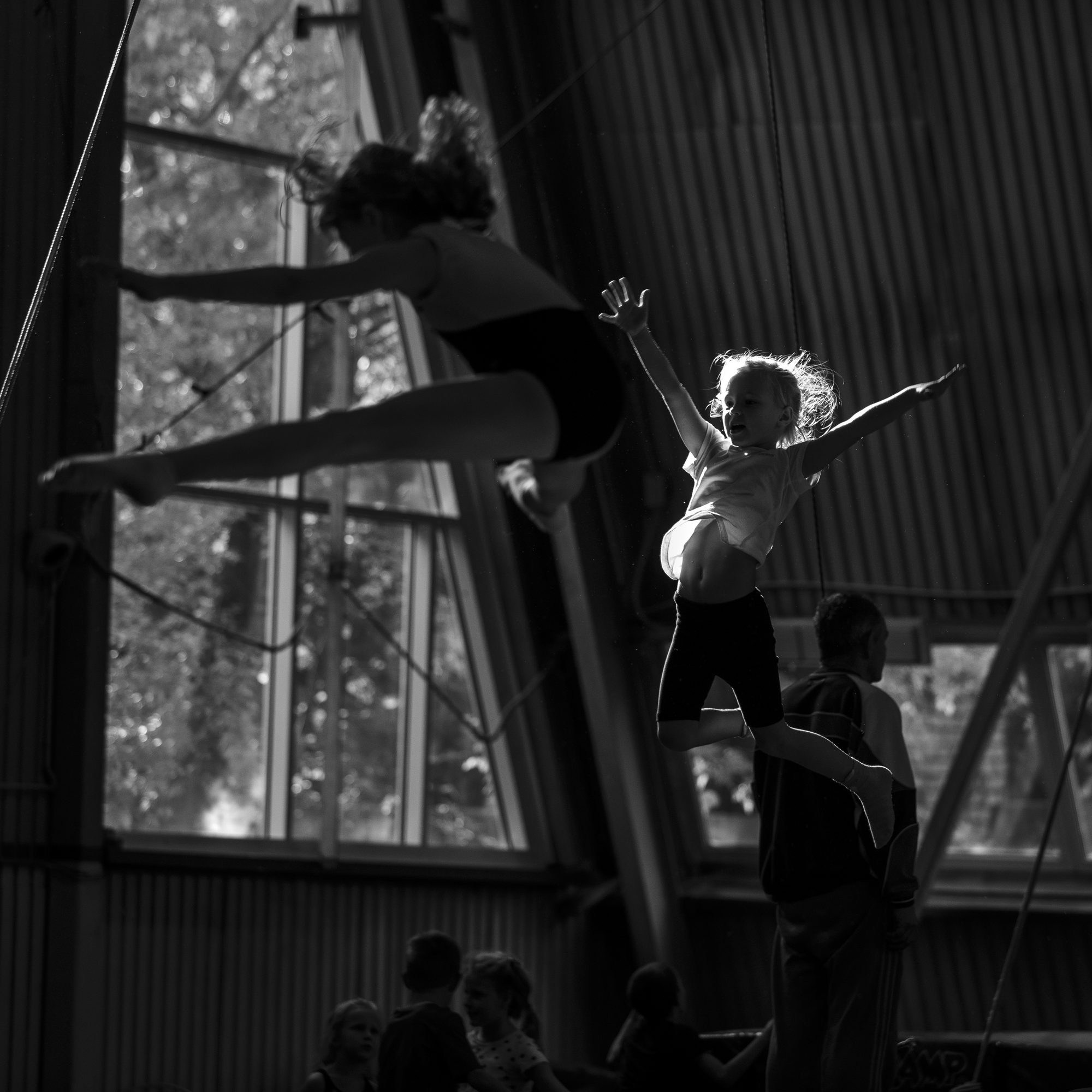 спортивная фотография, прыжки на батуте