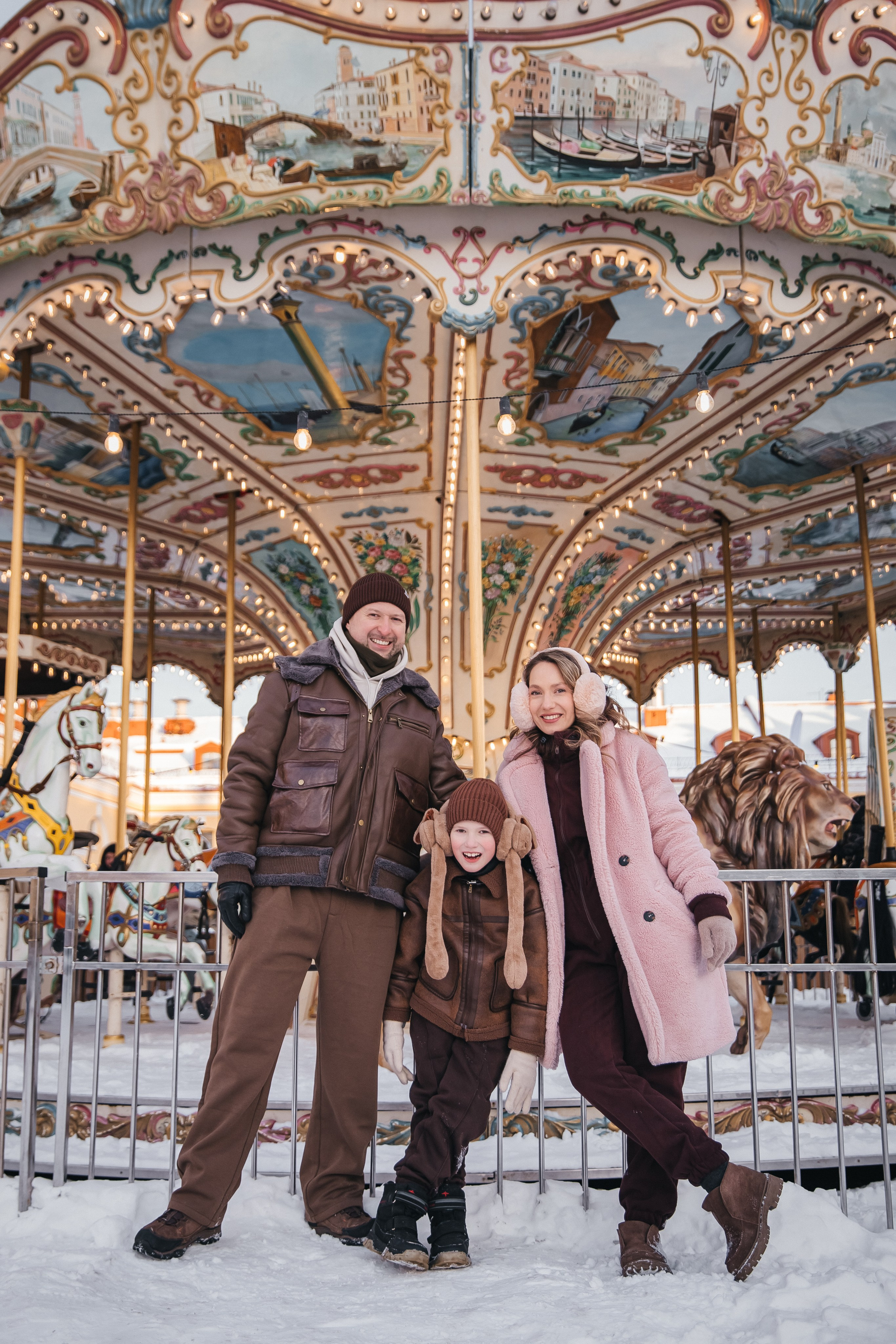 На карусели. Маша Гонтарь Семейный домашний репортажный фотограф в Санкт-Петербурге