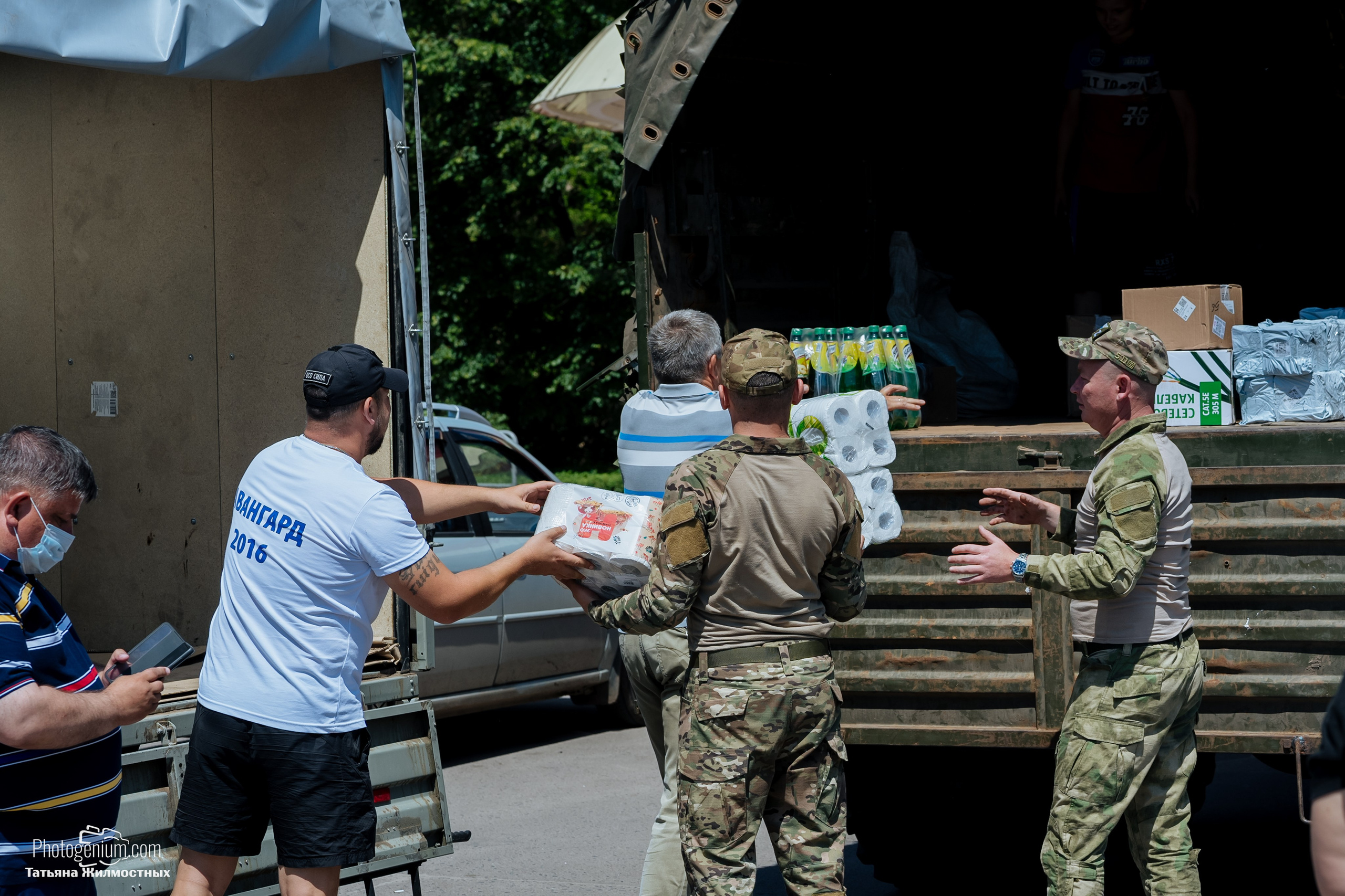 8 июня «Патриоты из Курска» сбор гуманитарной помощи у кинотеатра «Родина». Фотограф Нижний Новгород Татьяна Кейод