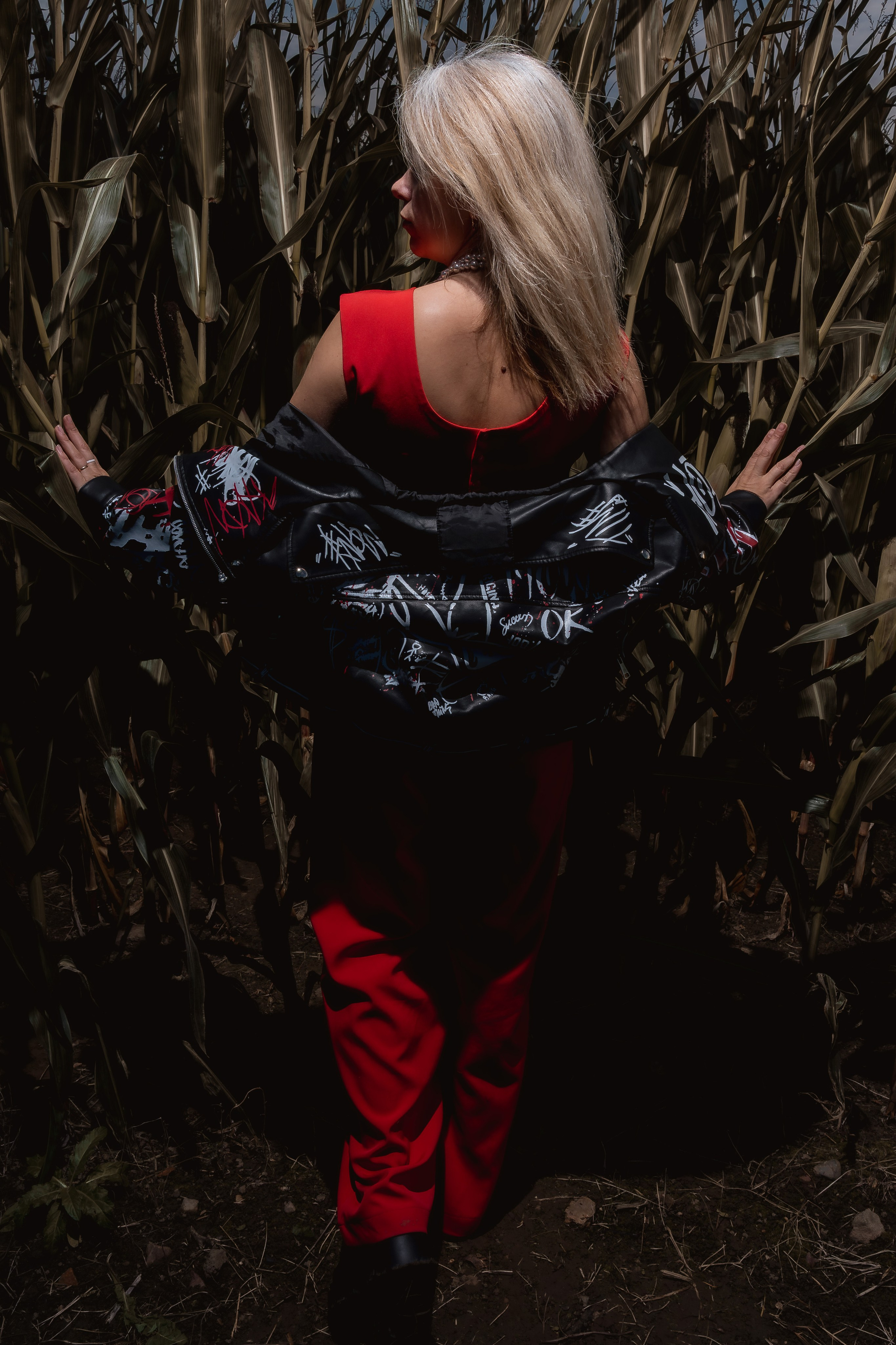 фотосессия девушки на закате в кукурузе