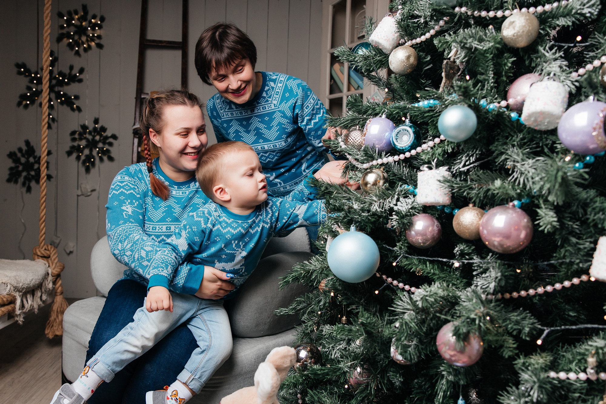 Алина, Дениска и бабушка Татьяна (13 ноября 2022). Свадебный и семейный фотограф Крамар Наталья