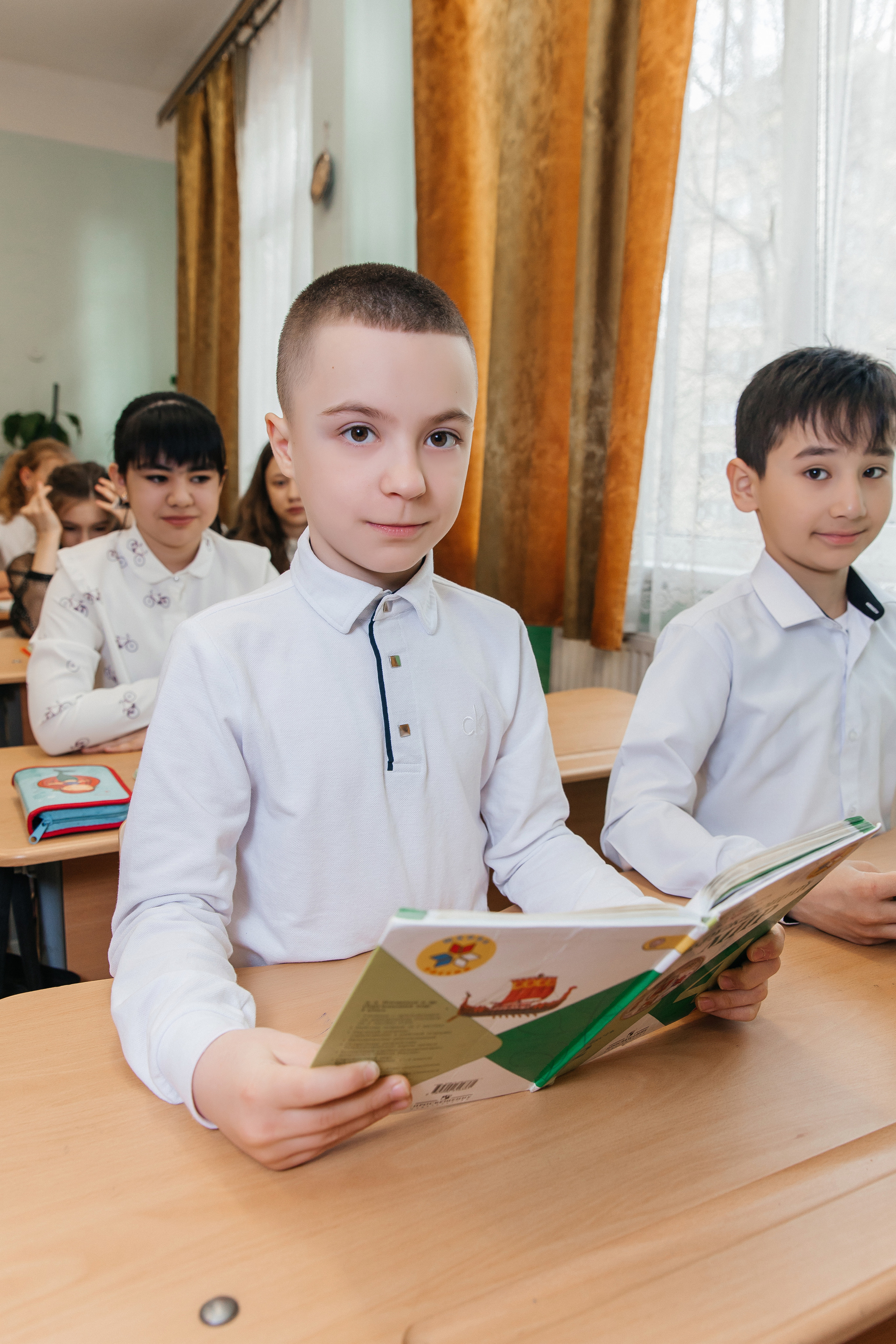 Школа № 90 — 4В класс (25.04.2023) Съемка на папки. Свадебный и семейный фотограф Крамар Наталья