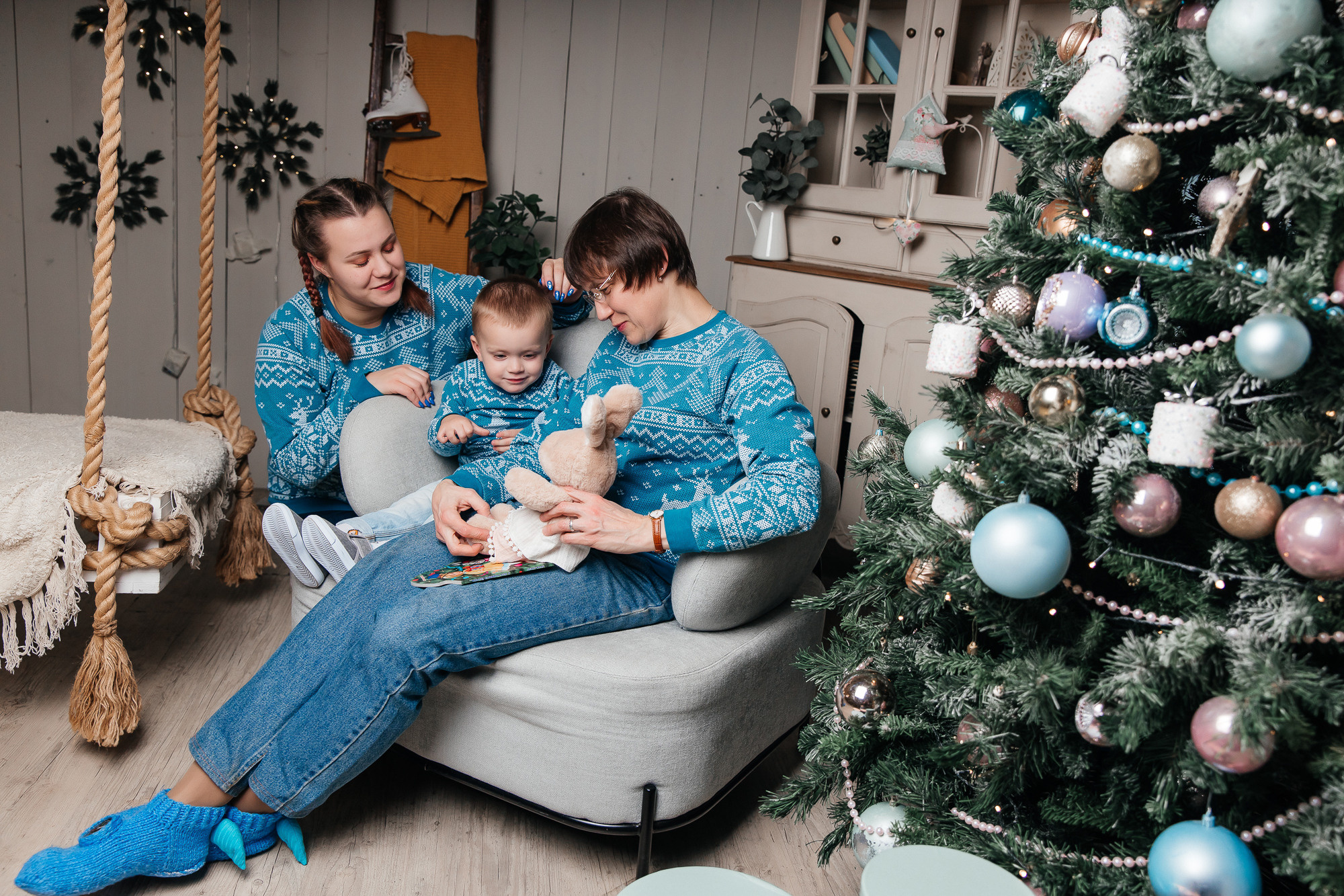 Алина, Дениска и бабушка Татьяна (13 ноября 2022). Свадебный и семейный фотограф Крамар Наталья