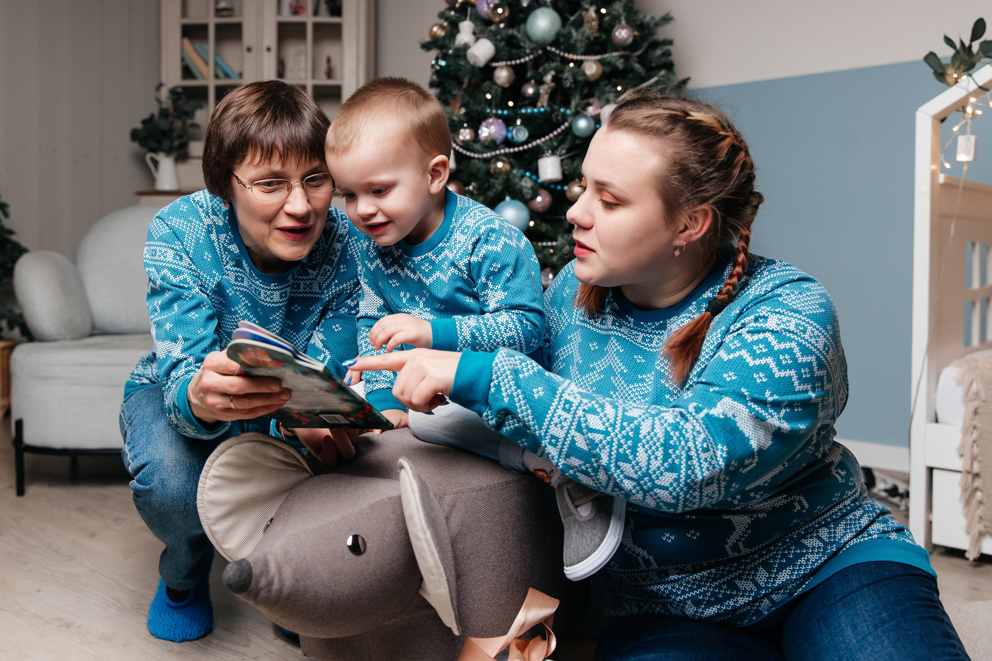 Алина, Дениска и бабушка Татьяна (13 ноября 2022). Свадебный и семейный фотограф Крамар Наталья