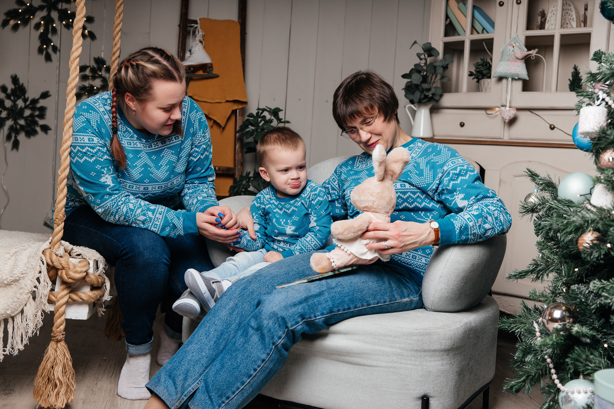 Алина, Дениска и бабушка Татьяна (13 ноября 2022). Свадебный и семейный фотограф Крамар Наталья