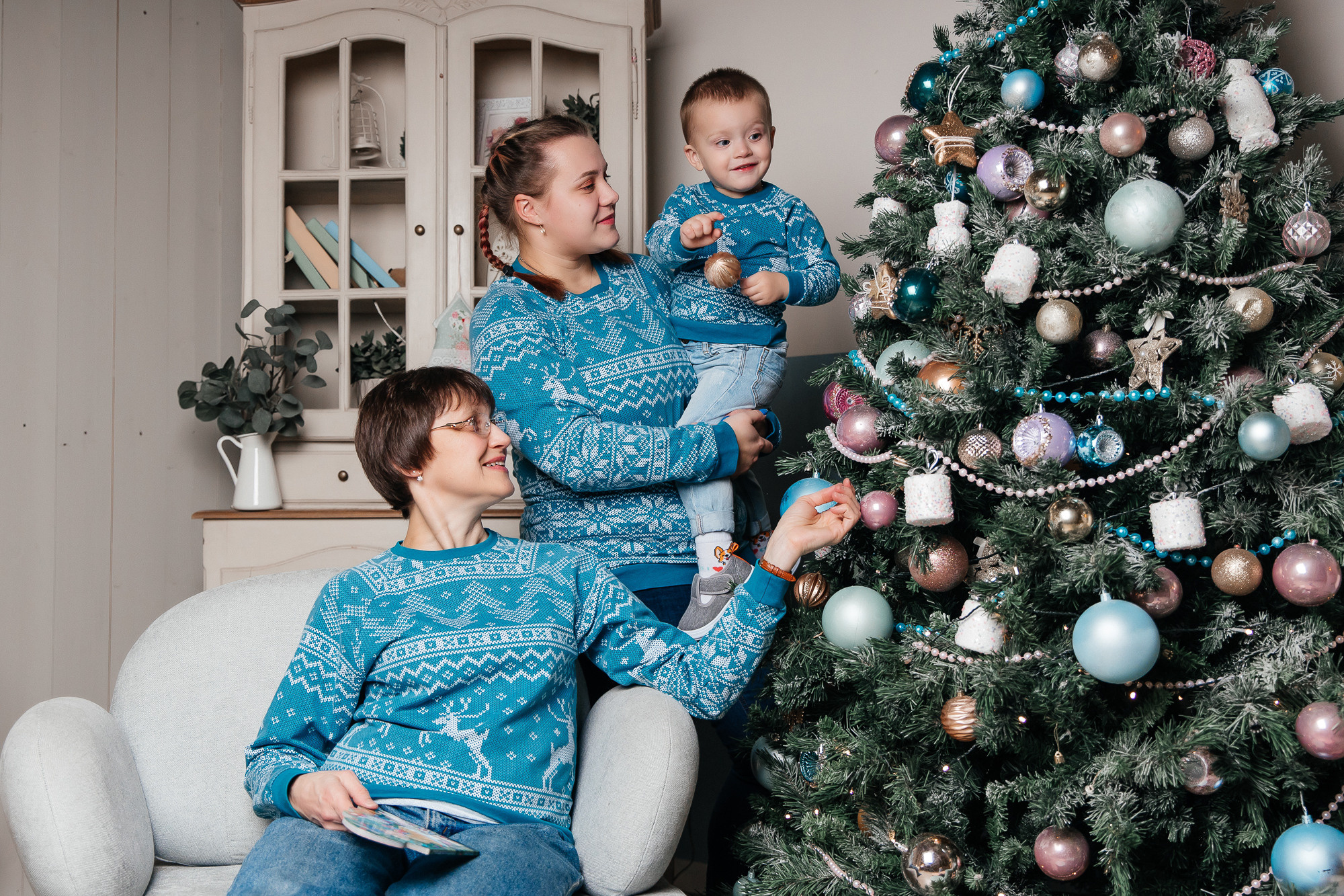 Алина, Дениска и бабушка Татьяна (13 ноября 2022). Свадебный и семейный фотограф Крамар Наталья