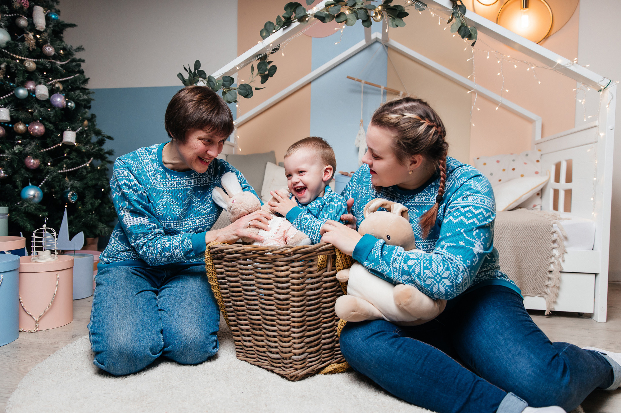 Алина, Дениска и бабушка Татьяна (13 ноября 2022). Свадебный и семейный фотограф Крамар Наталья