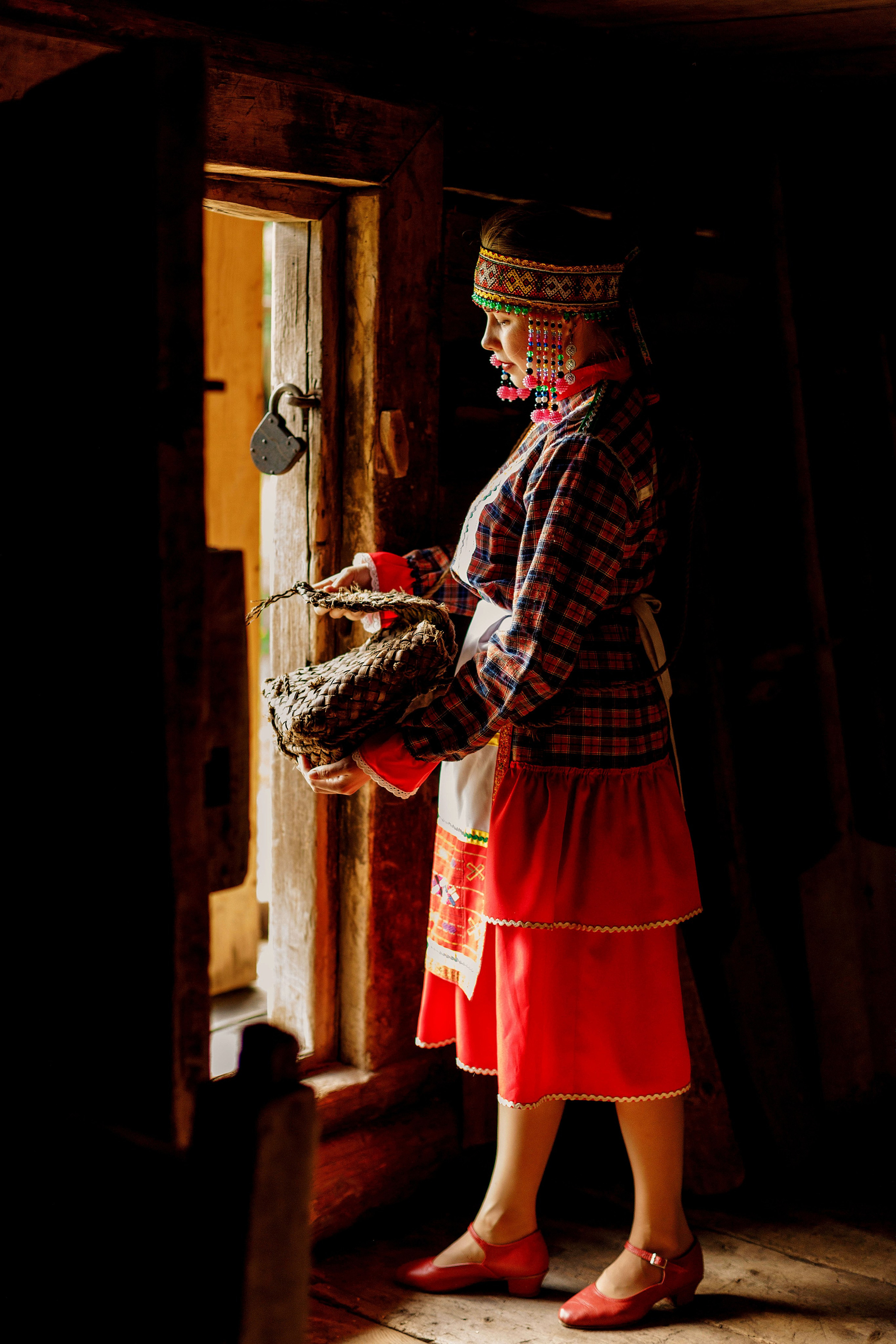 Фотосессия с Екатериной Анисимовой в Ибресинском этнографическом музее. Портретный и репортажный фотограф в Чебоксарах Андриян Чаркин