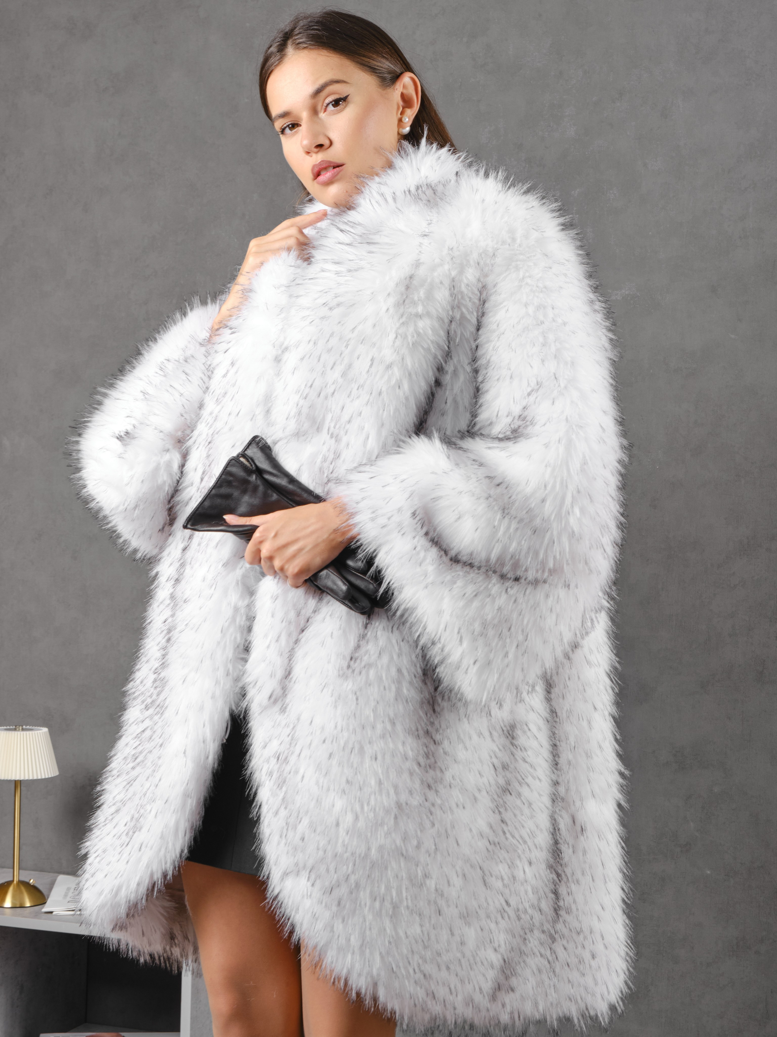 Шубы на сером фоне. Фотостудия для Wildberries Ozon