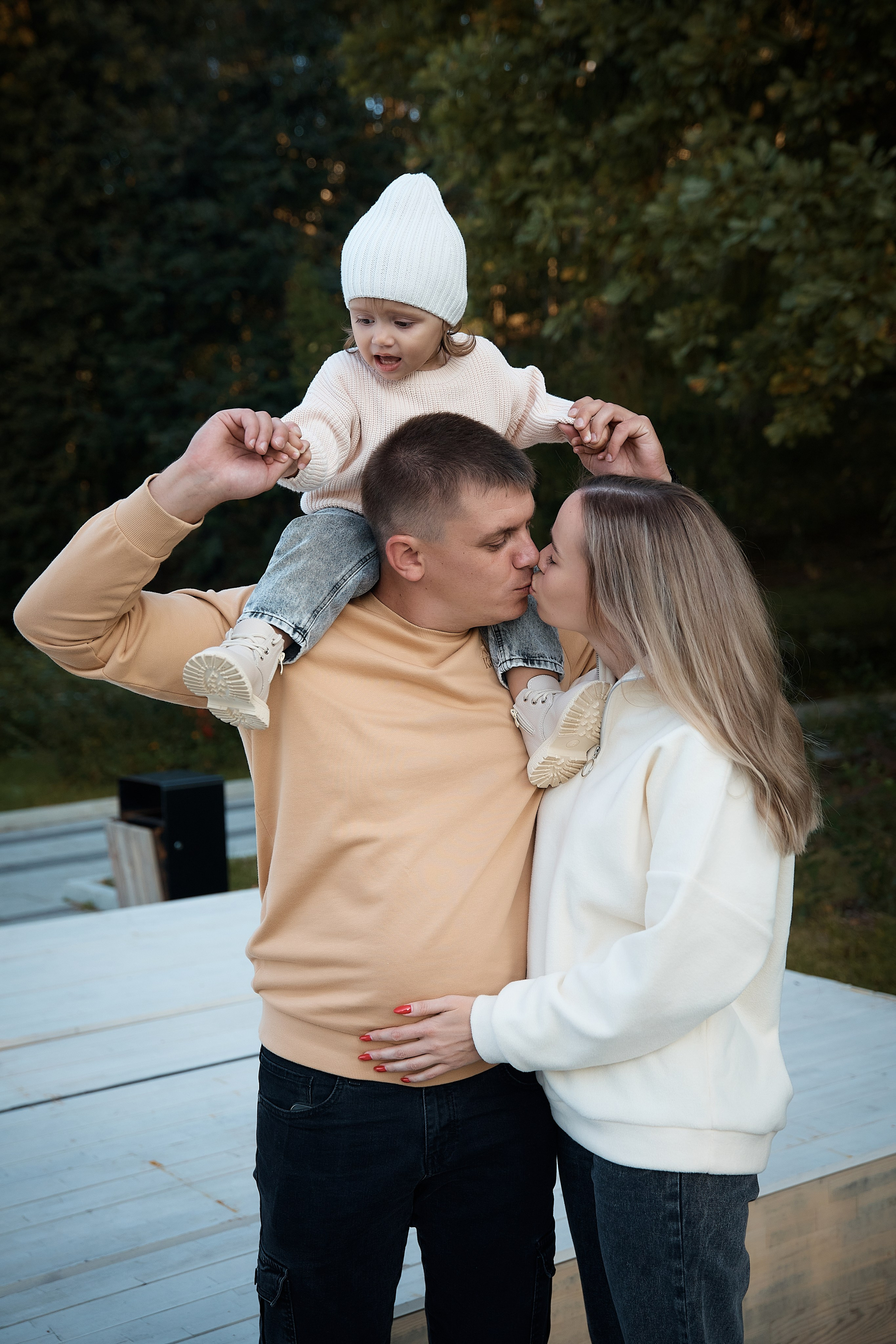 Прогулка в Алесандровском саду. Надя и Дима с дочей. Татьяна Бабаева — Фотограф