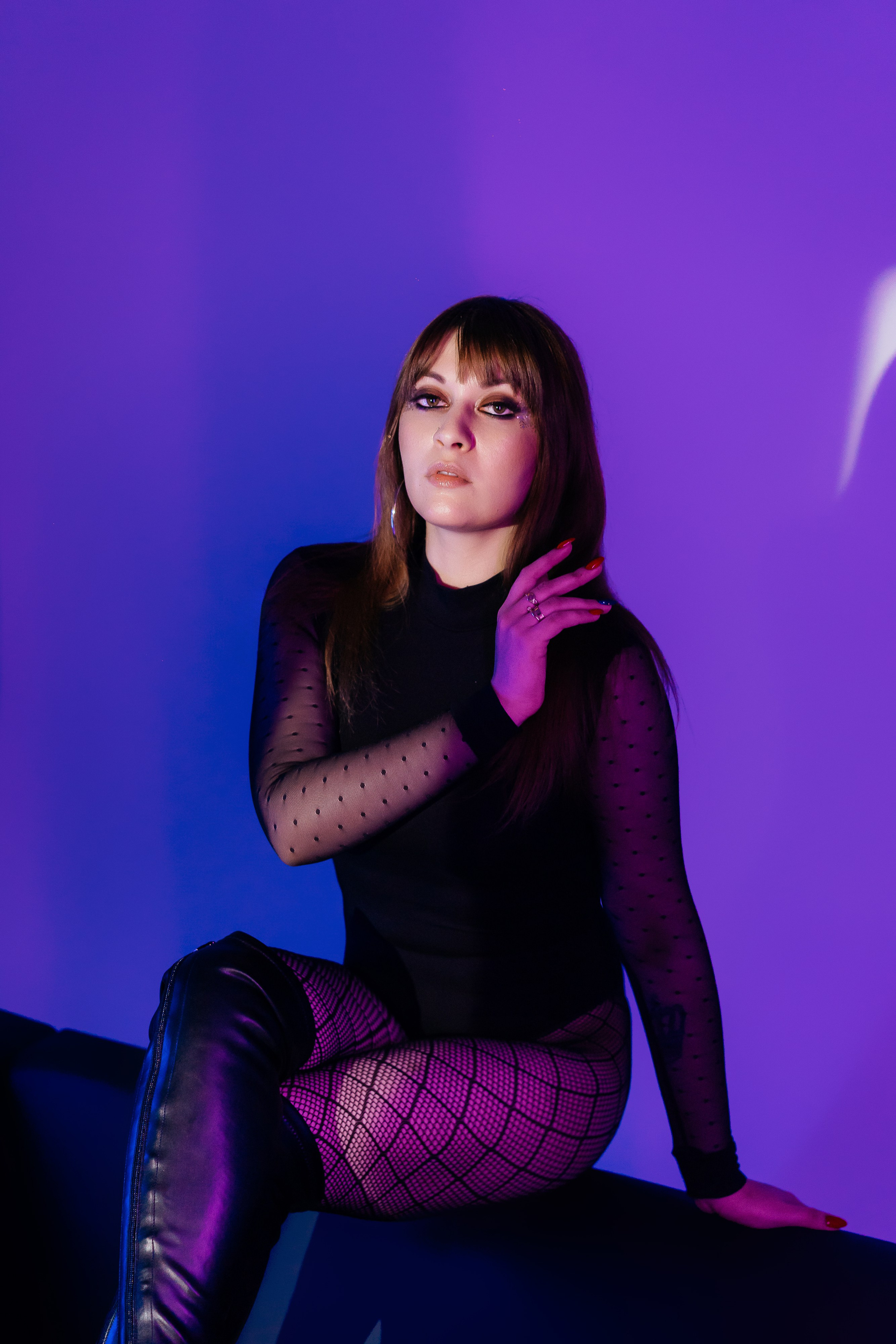 Фотосессия в неоновом свете в фотостудии. Фотограф и видеограф Смоленск | Студия Цезарь