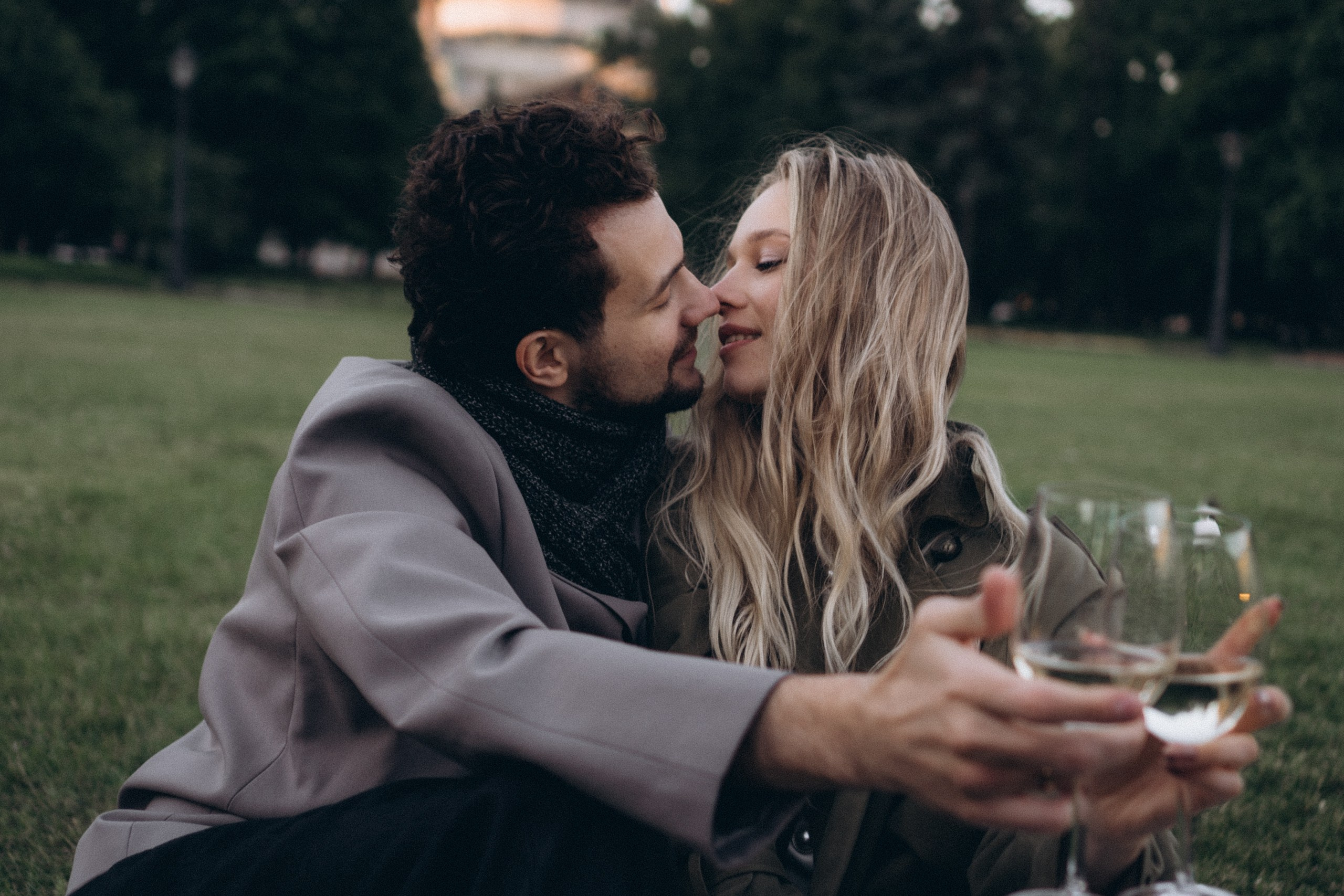 СВАДЕБНАЯ СЬЕМКА ПАРЫ НА РАССВЕТЕ В БЕЛЫЕ НОЧИ И ПРОГУЛКА С РАЗВОДНЫМИ МОСТАМИ И ПИКНИК ВОЗЛЕ ИСАКИЕВСКОГО СОБОРА. Профессиональный фотограф, Санкт-Петербург — Виктория Богомолова