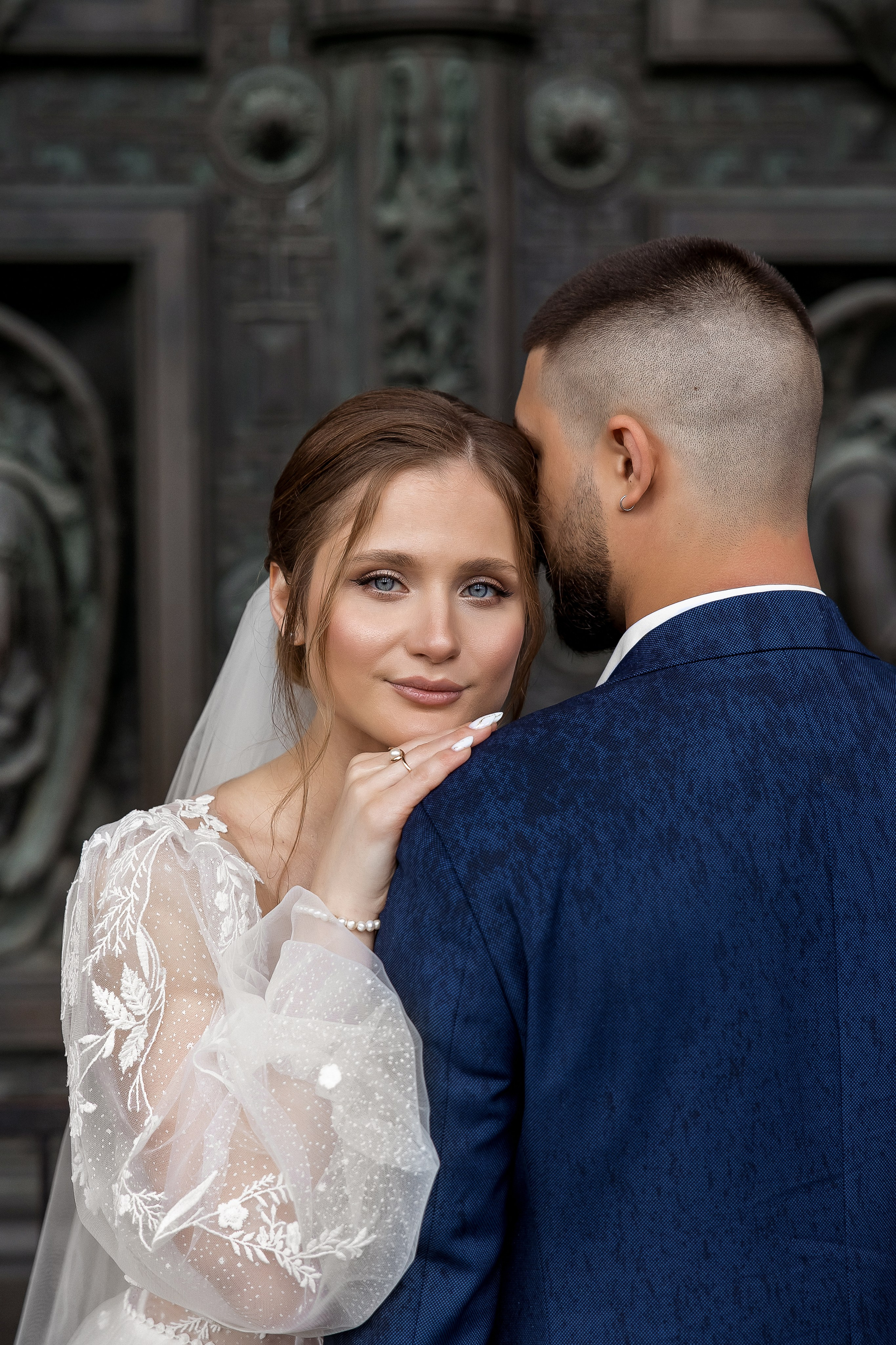Яркая свадебная фотосессия под дождем. Свадебный и семейный фотограф Алексей Аверин